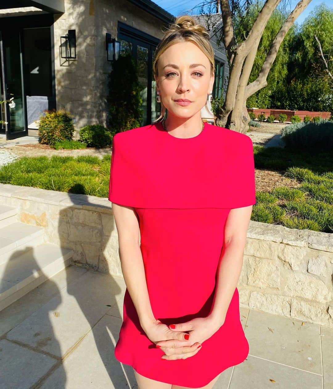 ブラッド・ゴレスキーのインスタグラム：「@kaleycuoco is pretty in pink for @bravowwhl 💕  Dress @congtriofficial  Earrings @retrouvai  Makeup @jamiemakeup  Hair @hairbymarilee  Styled me & @daniela_viviana」