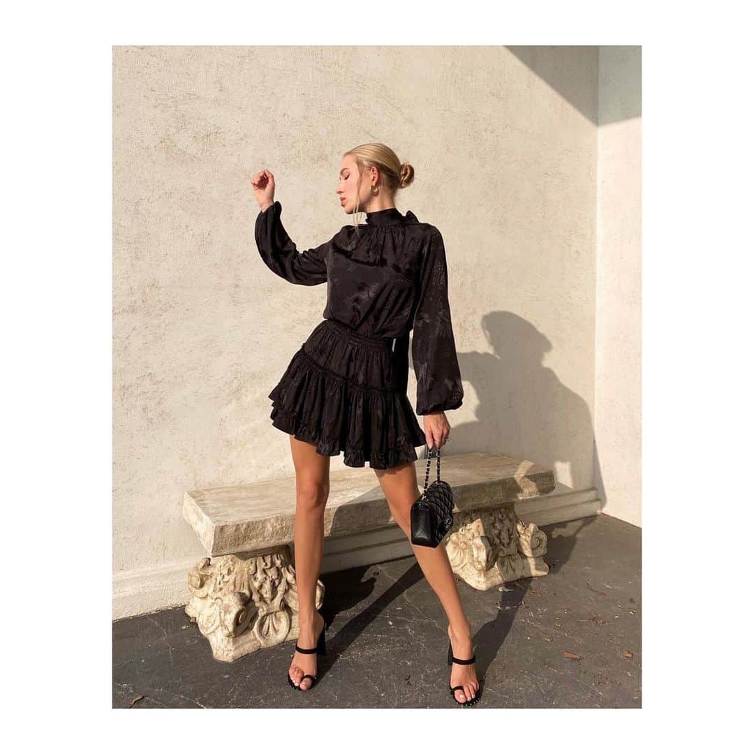 ティーバッグスのインスタグラム：「Holiday muse ✨ The gorgeous @tatiana.piper in our Lulu top and Marion skirt. Tap through today’s story for our favorite #MISAmuse looks of the week. #MISAworld」