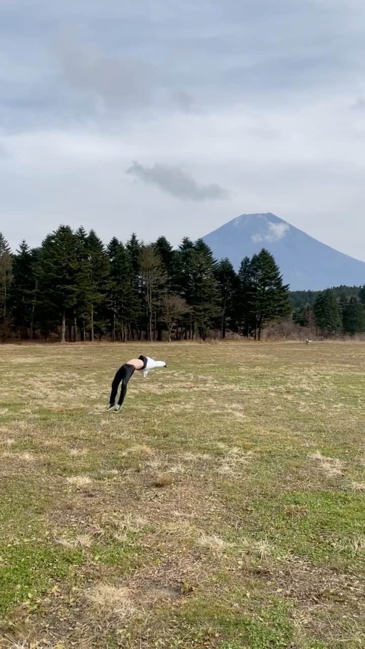 のインスタグラム：「寒くて手が痛い  #backflip #Mt」