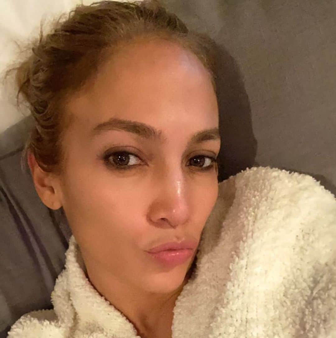 ジェニファー・ロペスさんのインスタグラム写真 - (ジェニファー・ロペスInstagram)「I’m in my cozy robe today doing some self-care ... using my new @hers hair detox scrub and mask!! Here’s a little secret ... I was working on a new music video last night THAT I CAN’T WAIT TO SHARE WITH YOU!!!! But my hair took a crazy beating and this hair scrub and mask are my new go to. (I actually helped with creating them just for you!!!!) #linkinbio for more ✨ #HersPartner」12月17日 10時21分 - jlo