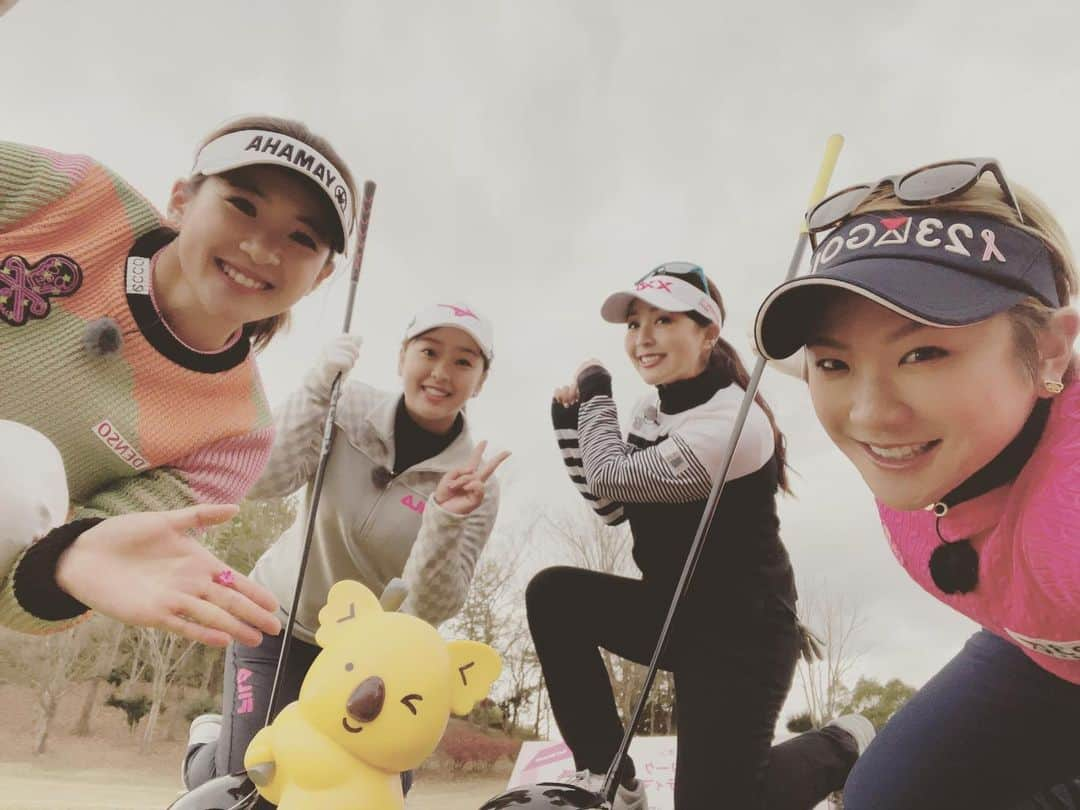 成田美寿々さんのインスタグラム写真 - (成田美寿々Instagram)「昨日は 女子プロ×ピンクリボン ゴルフネットワークスペシャルチャリティマッチ の撮影がありましたー！😎😎 最後雪降っちゃうくらい寒かったけど 終始楽しい撮影でした🤤✨ なんと今回はセレナとコンビを組んで若い2人に立ち向かっているので楽しみにしていてください😤😤 そして女性の方はしっかり検診に行ったほうがいいな、と改めて感じた日でした！ ぜひ周りの大切な人を巻き込んで乳がん検査行きましょう！✨ 放送は2021年1/9土曜　午後10時からです！👌 みんな見てね〜☺️ #ピンクリボン #ゴルフネットワーク #青木瀬令奈  #永井花奈  #西郷真央」12月17日 10時21分 - misuzunarita