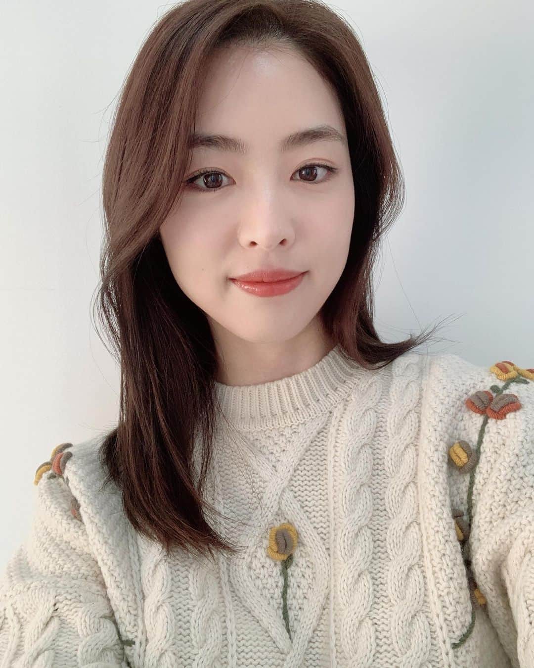 イ・ヨニのインスタグラム：「KBS 라디오 정은지의 가요광장. 12시에 만나요. #정은지의가요광장 보이는라디오도 놓치지마세요~.🤭」