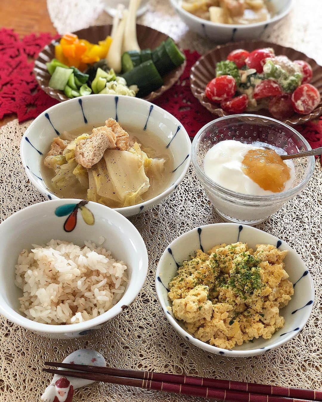 内海和子のインスタグラム：「. おはようございます☀ 今朝は ●高野豆腐の炒り卵 高野豆腐は糠床に入れ水抜き用に使ったものを よく洗い、卵と和風だしで炒りました ●白菜と栃尾の油揚げの煮物 ●トマトとブロッコリーのサラダ ●ぬか漬け ●自家製ヨーグルト . . 朝から大満足の体から喜ぶごはん。 自己満足かな😅💦 . . #お箸置き は🎅 . #体が喜ぶごはん  #朝食#朝ごはん#カズゴハン #おうちごはん#うちごはん#おうちごはんlover  #毎日手作り#健康第一#ご飯が美味しい #お家ごはん#料理上手になりたい #作り置き#料理記録#献立#手作り料理 #丁寧な暮らし#幸せの食卓部 #料理好きな人と繋がりたい  #箸置コレクション#内海和子 #食器#うつわ#うつわずき#器」