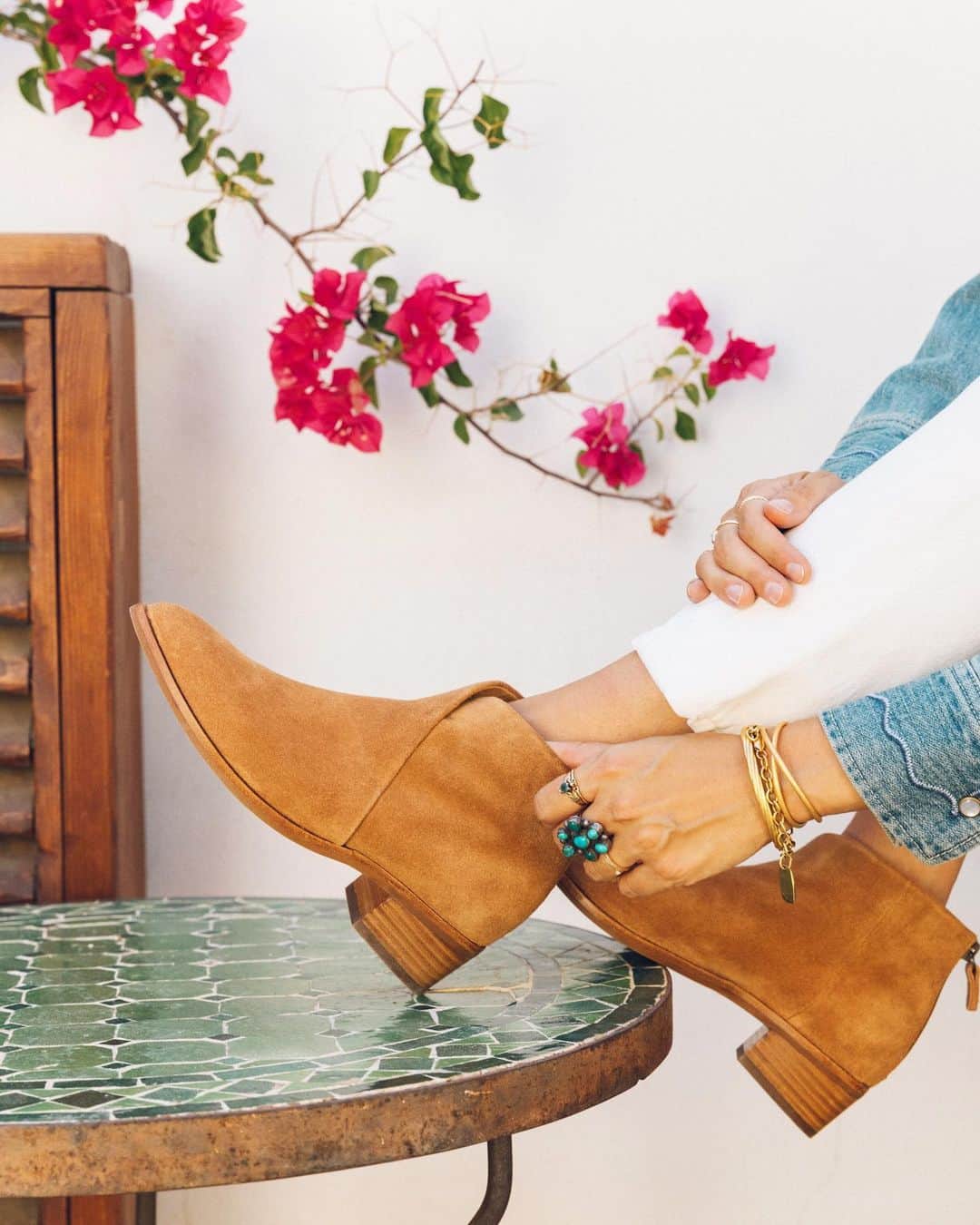 ソルドスのインスタグラム：「ankle booties with a wrap-around upper that feels like a hug? yes, please! 🤗🙌✨⁣ ⁣ shop these best sellers (for 20% off!) link in bio.」