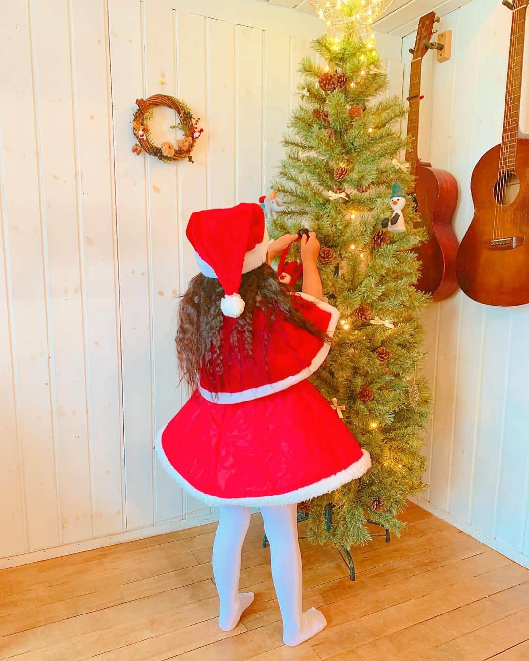 Qoo Bee Littleさんのインスタグラム写真 - (Qoo Bee LittleInstagram)「🎄サンタさん🎄 いよいよ今度の日曜日はお遊戯会🌟 娘のクラスのテーマはクリスマス。 サンタさんの衣装つくりました🧵✂︎  #クリスマス衣装 #クリスマス #サンタ衣装 #お遊戯会 #お遊戯会衣装」12月17日 10時37分 - qoo_bee_little