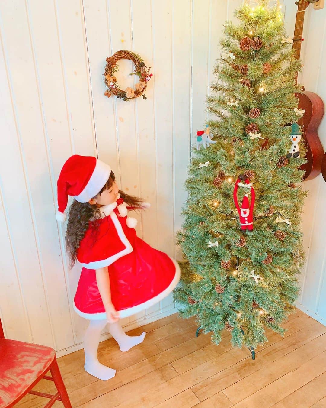 Qoo Bee Littleさんのインスタグラム写真 - (Qoo Bee LittleInstagram)「🎄サンタさん🎄 いよいよ今度の日曜日はお遊戯会🌟 娘のクラスのテーマはクリスマス。 サンタさんの衣装つくりました🧵✂︎  #クリスマス衣装 #クリスマス #サンタ衣装 #お遊戯会 #お遊戯会衣装」12月17日 10時37分 - qoo_bee_little