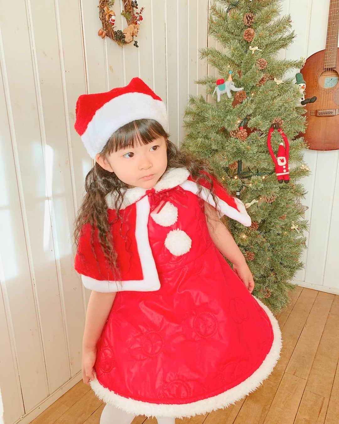 Qoo Bee Littleのインスタグラム：「🎄サンタさん🎄 いよいよ今度の日曜日はお遊戯会🌟 娘のクラスのテーマはクリスマス。 サンタさんの衣装つくりました🧵✂︎  #クリスマス衣装 #クリスマス #サンタ衣装 #お遊戯会 #お遊戯会衣装」