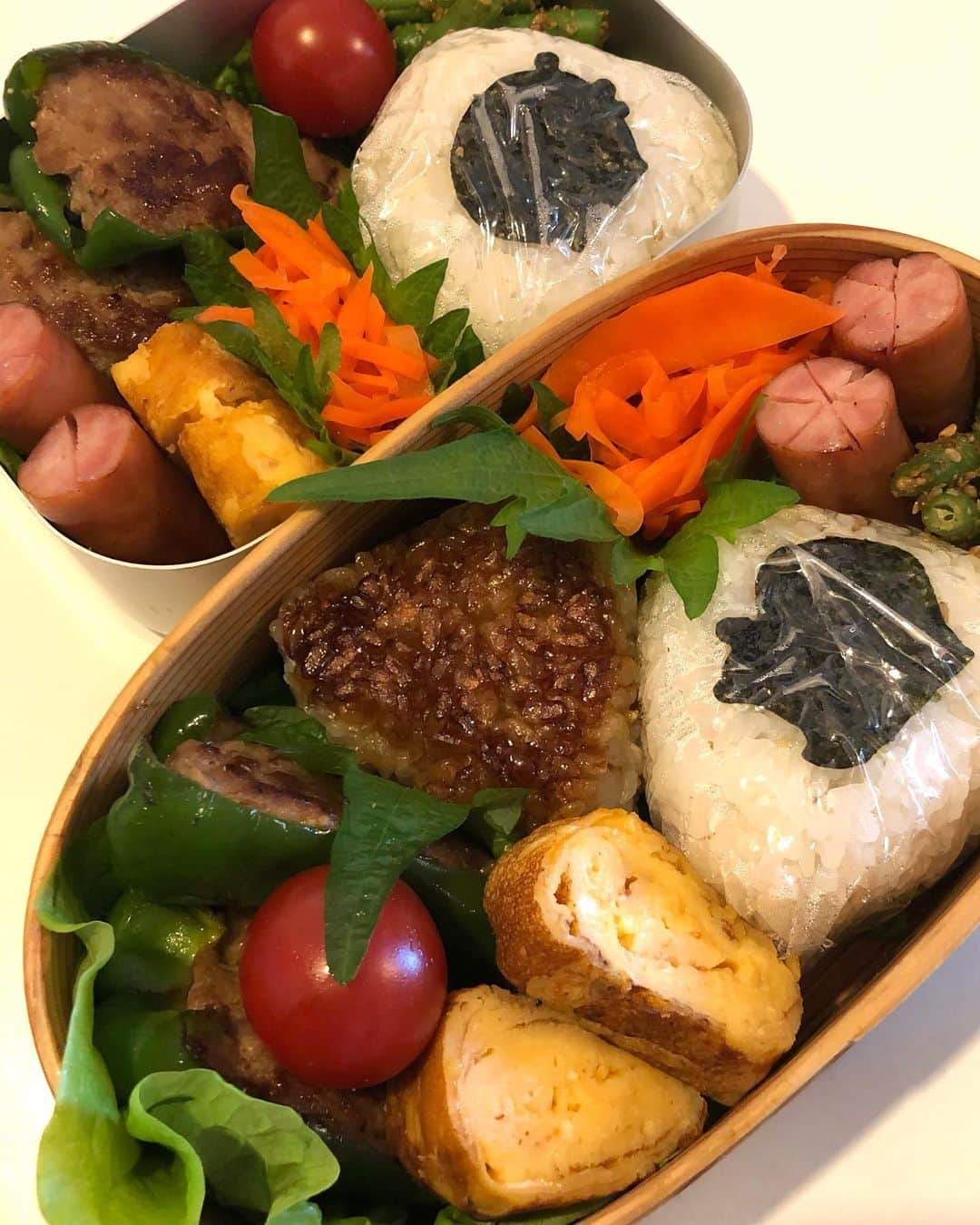のインスタグラム：「昨日のお弁当( ^ω^ )  ピーマンの肉詰め( ^ω^ )  蓮根のはさみ揚げに使った餡が残ってたので、ピーマン煮詰めました(o^^o)  あとは、だし巻き卵、インゲンの胡麻和え、キャロットラペ、トマト、ウィンナー、おにぎりです！  2枚目は、IKEAで買ったジンジャークッキー！ 薄くてなかなか美味(≧∀≦)  こんなに入ってて600円くらいだったかな？  あとは昨日食べたデニーズとゴディバのコラボパフェ(//∇//)  寒いから、ついついコーヒーと甘いものが食べたくなる〜(๑>◡<๑)  #甘糟ご飯#ご飯#昼ごはん#ランチ#ランチボックス#弁当#曲げわっぱ#わっぱ弁当 #ピーマンの肉詰め#IKEA#ジンシャークッキー#ジンジャーブレッド#デニーズ#ゴディバ#コラボ#パフェ」