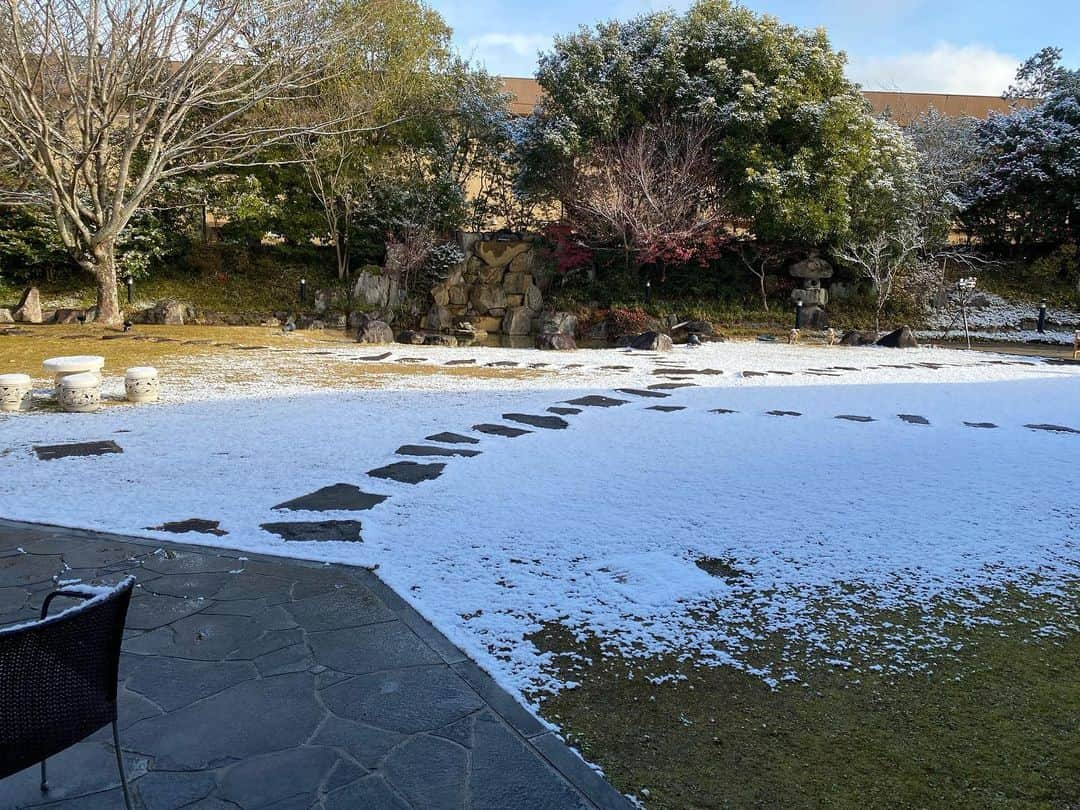 姫路ゆめさき川温泉 夢乃井のインスタグラム：「今朝、薄ら雪が積もっていました❄ 今日も一日寒くなりそうですね🥶  #夢乃井  #姫路 #塩田温泉 #夢乃井庵夕やけこやけ #雪 #そりゃ寒いわけだ #雪好き #テンション上がる⤴︎」