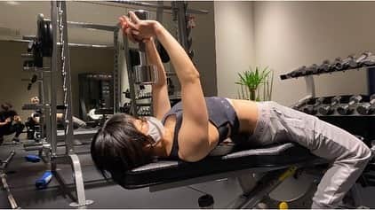 のインスタグラム：「女の子の感じにくいところ胸。 ・ ↑なんか変な文になってしまたw 胸筋のことです🤪 上半身は男性と女性では筋肉のつきやすさが違うんだって！ ・ ダンベルプルオーバーで綺麗な胸の形へ♡ ・ #時東ぁみ #パーソナルトレーニング #女性専用ジム #naritore #トレーニング #training #workout #筋トレ #筋トレ女子 #お尻 #お尻トレーニング #尻トレ #尻攻め #トレーニングウェア#trainingwear #成長記録 #🍑 #モテる体 #いつでも脱げる身体 #トレーニー #体のライン #胸トレ #ダンベルプルオーバー #dumbbellpullover #バストアップ」