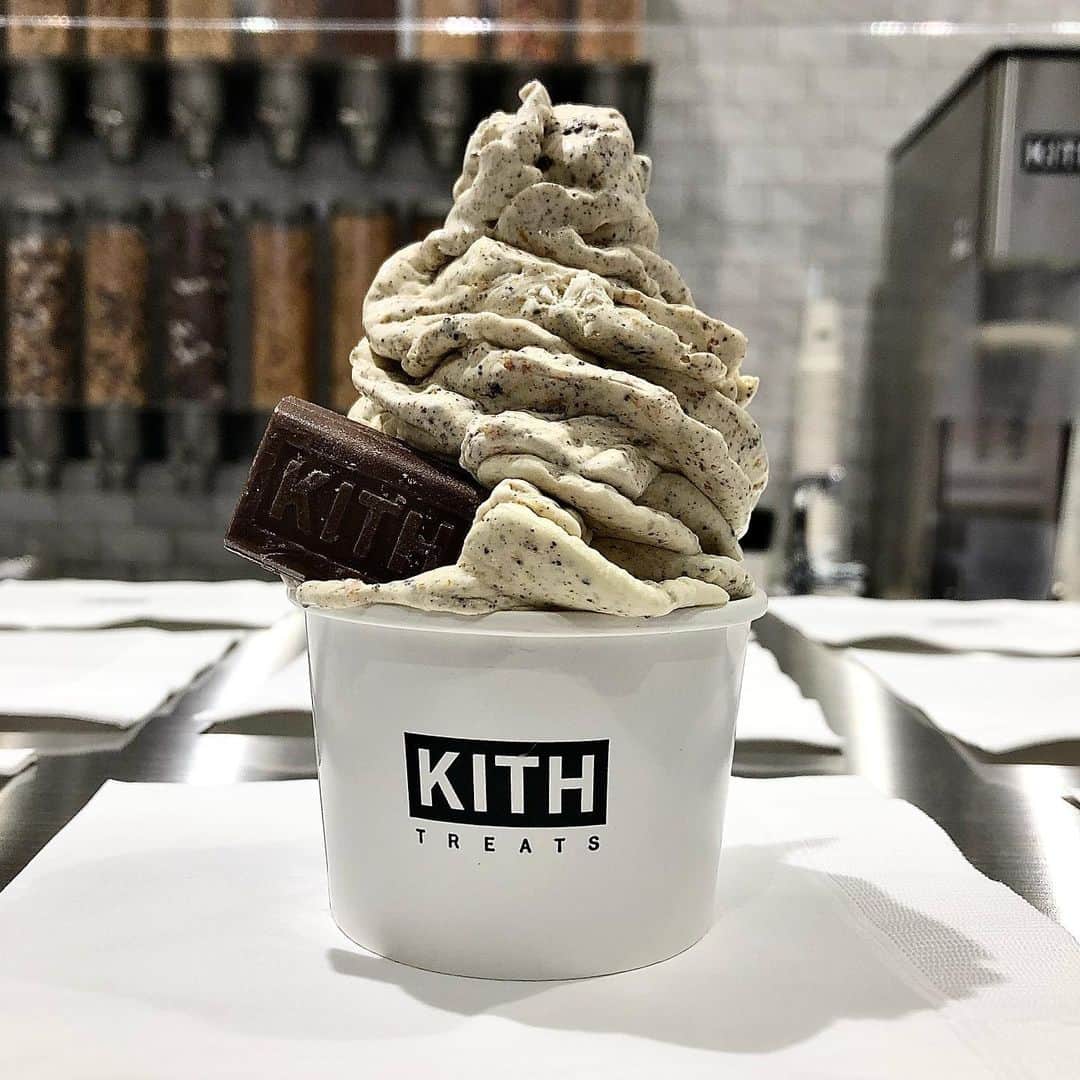 みのり(26)＠東京 ダイエットのインスタグラム：「. . #KITH in MIYASHITA PARK . #ザファィグスター 🍫 お店でいちばんのおすすめメニュー。 コーンフロスティ、ココアパフ、オレオ、マシュマロが、 ミルクソフトにくるくるmixされてるよ🍦 . . シリアルのジャリジャリと マシュマロ(?)の激甘ねっとりが 口の中に広がっておいC〜〜〜〜😆😆😆 . . ソフトがイビツなのも、 可愛い女の子が巻いてくれると、 かわいくみえてきちゃうよね❤️ . . ◉ライザップ公認の紹介アンバサダーです。 〜紹介特典で、お安く入会できます〜 . ▶︎全国どの店舗でもOK ▶︎カウンセリング予約前にご連絡ください . 📺RIZAP TVCM出演 🏅RIZAP BMG ファイナリスト2017.2018 . #rizap #ライザップ #ダイエット #diet  #アイスクリーム #icecream #cookieandcream #shibuya #渋谷 #渋谷グルメ #渋谷カフェ #テイクアウトグルメ #テイクアウト専門店 #宮下公園 #miyashitapark  #アイス #chocolate #グラノーラ #kithtokyo #アイス部 #アイスクリーム@kithtreatstokyo」