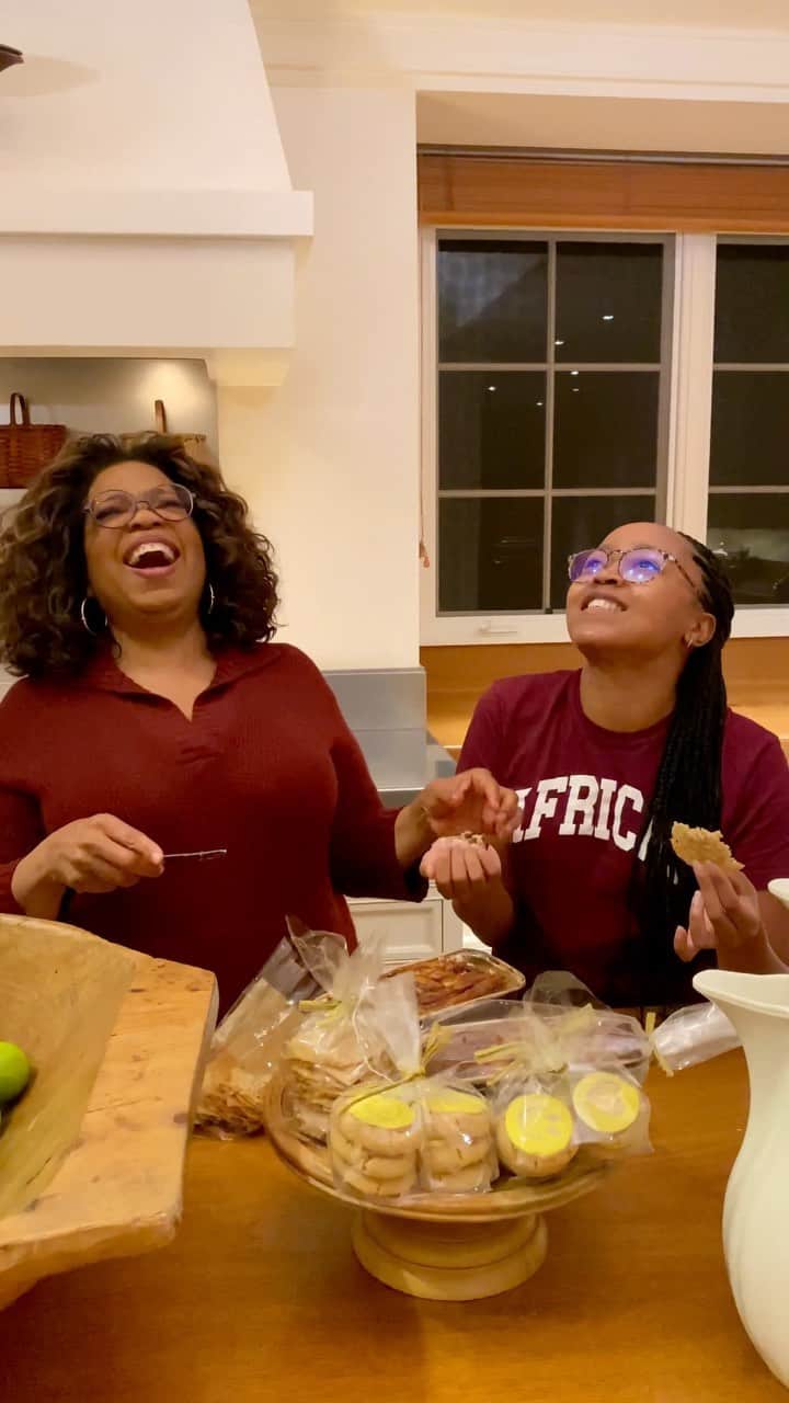 オプラ・ウィンフリーのインスタグラム：「Another neighbor @catcora sent over goodies thru @goldbelly which I just discovered ships all kinds of comfort food by mail for those who like to buy rather than bake! Happy Holidays from @thando_d and I🎄」