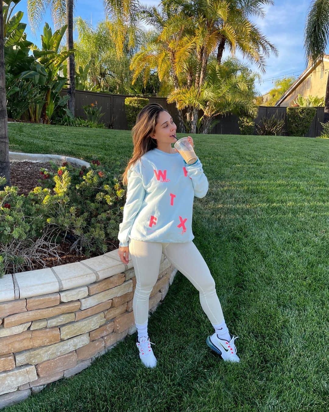 Tianna Gregoryのインスタグラム：「Some fresh air ☀️ who else loves going for a walk?  It’s always nice to get outside even if it’s only for alil」