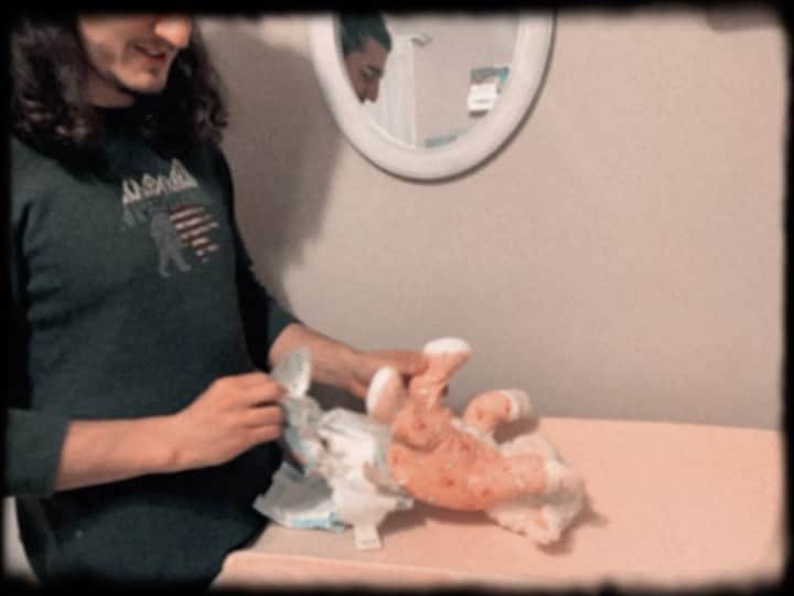 ギャビー・バレットのインスタグラム：「Diaper prep 101 🍼😂 #wehavesomeworktodo」