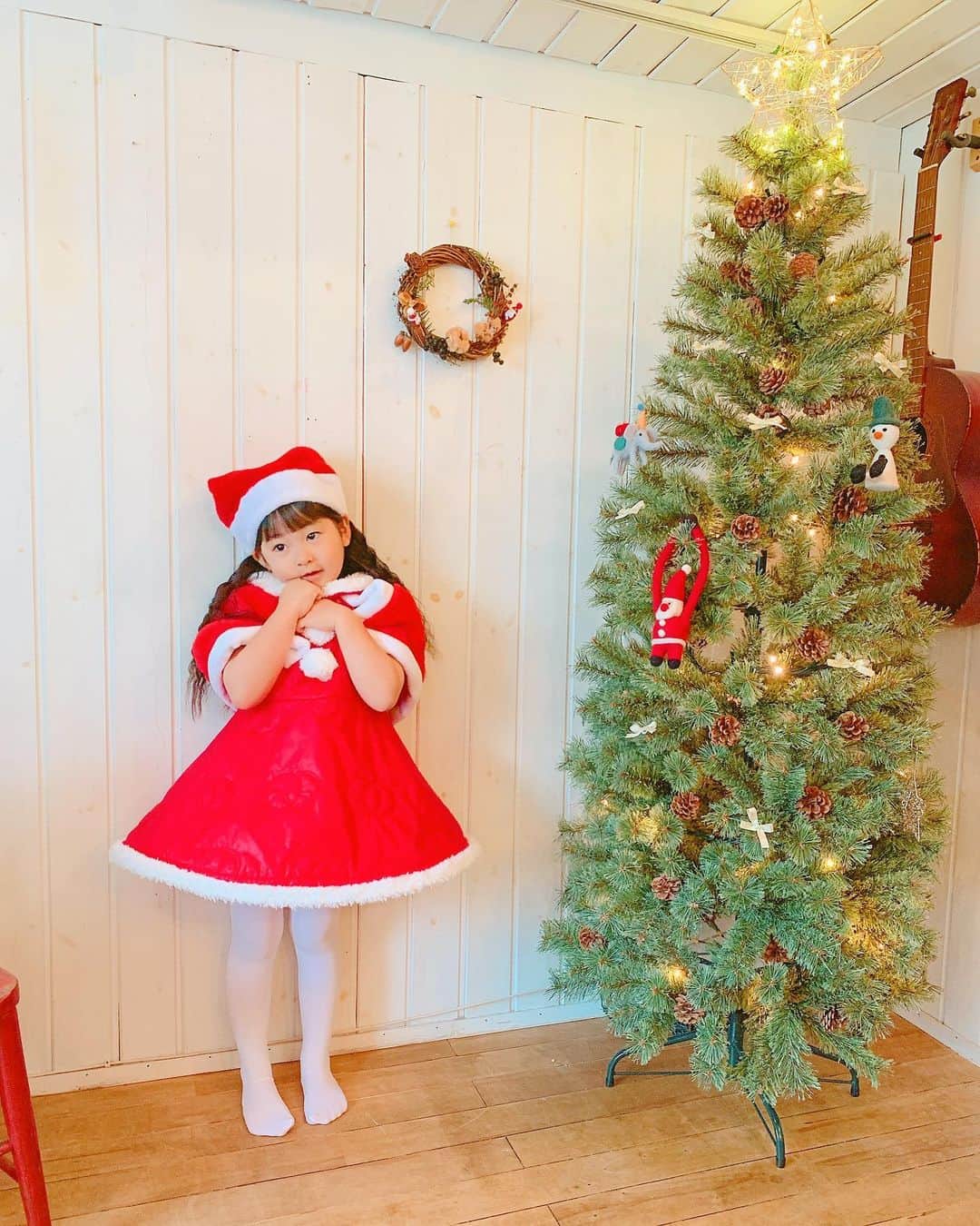 Qoo Bee Littleのインスタグラム：「🎄サンタさん🎄 毎年少しづつ少しづつオーナメントを買う🌟 #スタジオクリップのクリスマスツリー   #クリスマス衣装 #クリスマス #サンタ衣装 #お遊戯会 #お遊戯会衣装 #studioclip」
