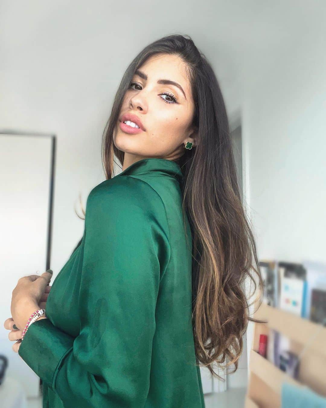 Alexandra M Rodriguezのインスタグラム：「The future is green ❇️💫 #green #royal #loyal #favorite #color #verde #naturaleza #hair #silk @glamsquad 💇‍♀️」