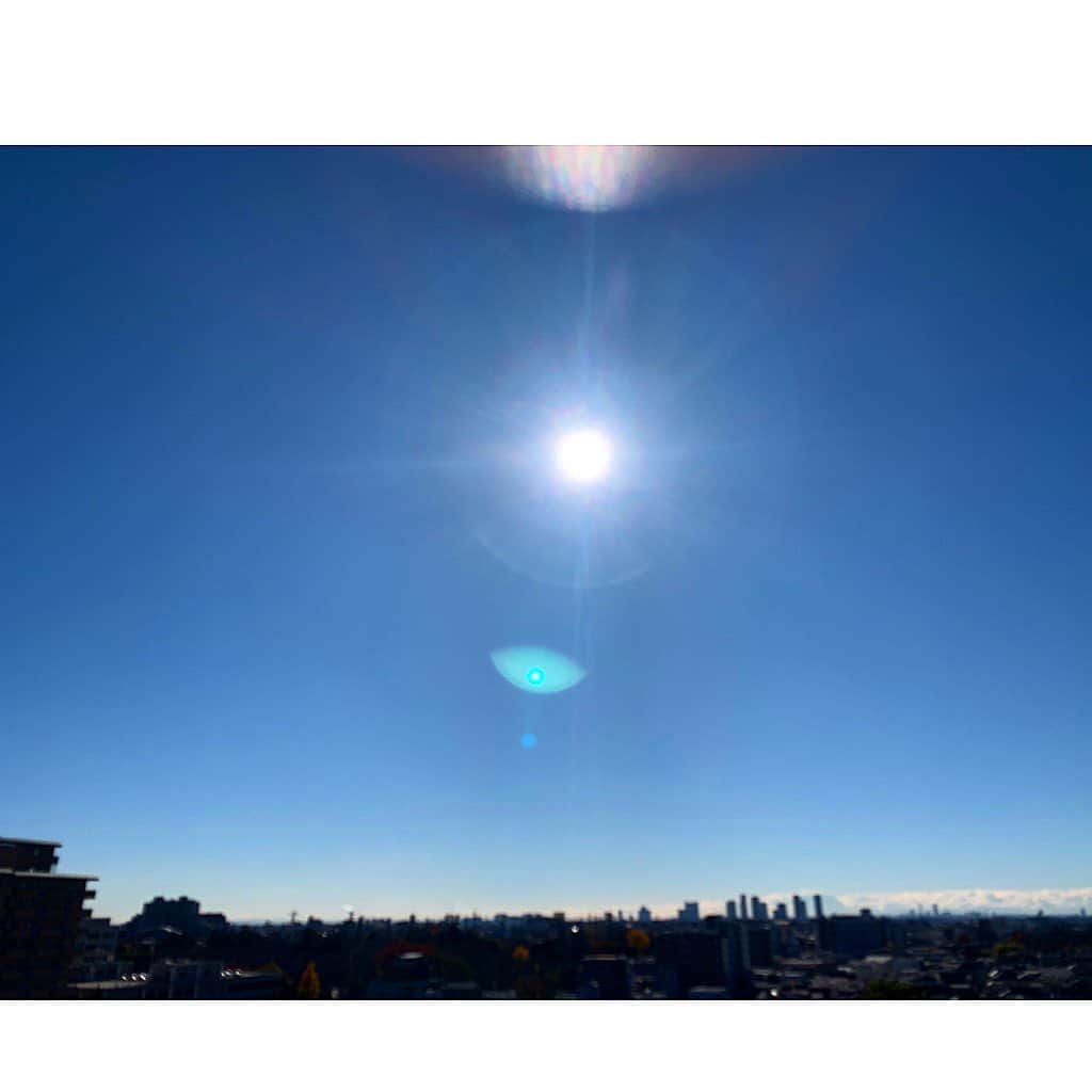 七瀬遥のインスタグラム：「おはようございます☀☀☀ 今日のお日様😊 上のレインボー🌈の光は何だろう🙄💕 今日も一日楽しんでください😉 素敵な一日を💖  #おはようございます#レインボー#スッキリ#空#clear#beautiful#sky#fun#good#friend#happy#love#happiness#good#smile#tokyo#japan」