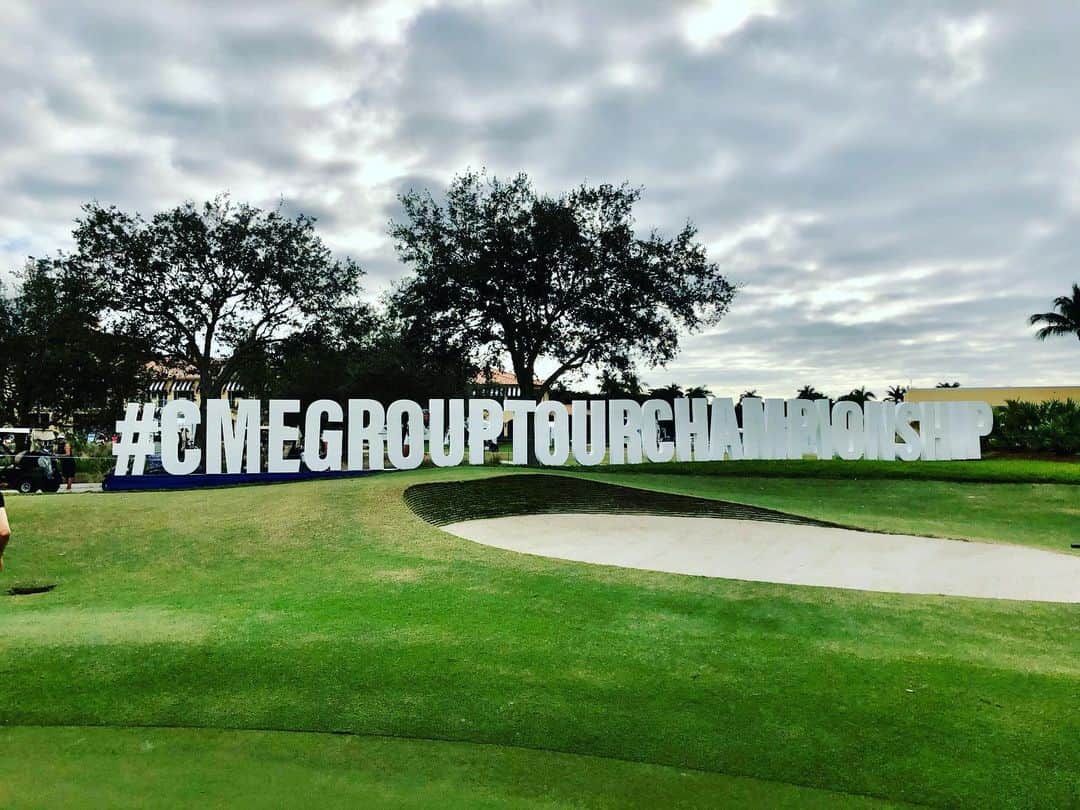 畑岡奈紗のインスタグラム：「2020年最終戦 @cmegrouptourchamp 🏆 またこの試合に出場する事が出来嬉しいです！ 今年は最終ホールにスタンドがありませんが、代わりのこの大きいサインが👀 全部入れて撮ろうとするとこのサイズになってしまいました😂 どこにいるか探してみてくださいね笑🧐 ちなみに1枚目と2枚目は1人の写真で違う場所にいますっ😊 3枚目は @mitsukikatahira さんと一緒に記念撮影📸 最終戦自分らしいプレーで締めくくれるよう頑張ります🤜 Find me!!👀  @lpga_tour @cmegrouptourchamp  #lpga #最終戦」