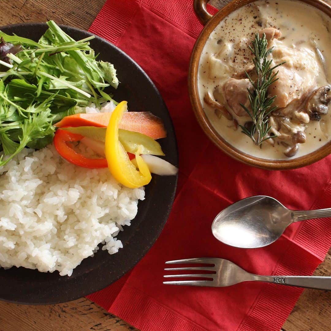 手紙社のインスタグラム：「【手紙舎つつじヶ丘本店】 本日から20日(日)までの3日間は、お食事メニュー「ルーロー飯」「チキンフリカッセ 〜鶏ときのこのクリーム煮〜」の2種類で営業いたします。フリカッセとは、フランスの伝統的な家庭料理の一つです。フライパンで焼き付けた鶏もも肉と、4種のきのこを、たっぷりのクリームソースで煮込みました。ルーロー飯は台湾の代表的な料理の一つ、豚肉や玉ねぎを、八角や五香粉といったエスニックな香りのスパイスを入れ、甘辛く煮込んでおります。どちらもお子様でもお召し上げりいただけます。＊キーマナポリタンの提供はお休みいたします 。 . 営業時間のお知らせ 平日・土日祝日　11:00〜17:00（L.O16:30）となります。 . ※今週末、営業時間変更の可能性がございます。改めて告知いたします。 . 2020.12.17 . #手紙舎#手紙社#tegamisha#柴崎#つつじヶ丘#つつじヶ丘本店#手紙舎つつじヶ丘本店#調布#調布カフェ#神代団地#神代団地商店街#チキンフリカッセ#煮込み料理#フリカッセ#フランス料理#チキン#クリーム煮#テイクアウト#台湾料理#ルーロー飯#ルーローハン」