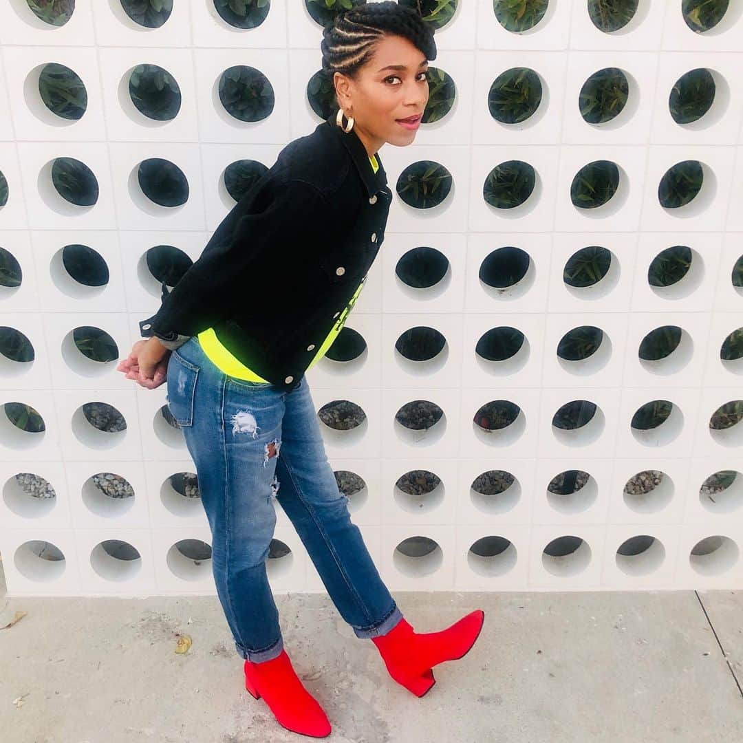 Kelly McCrearyのインスタグラム：「These days I’m rarely wearing anything on my feet but sneakers and slippers, but how could I resist that the power of that RED, luring me to add some🔥 to my trips to the kitchen for snacks. @sevenallaround makes super stylish, eco-friendly footwear — theyre super comfy, lightweight and made of 100% recycled PET. 🌏❤️ #stuffkellylikes #notanad」