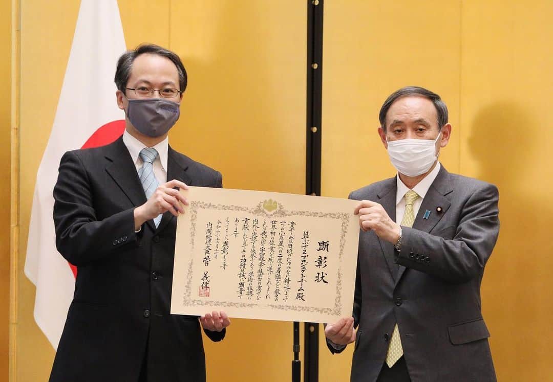 首相官邸さんのインスタグラム写真 - (首相官邸Instagram)「はやぶさ２プロジェクトチームの皆様を官邸にお招きし、今回の偉業に対して内閣総理大臣顕彰を授与し、懇談しました。チームの先生方からは「宇宙は未知の世界が広がる分野なので、興味のあることをどんどんやって欲しい」という子供たちへのメッセージなど貴重なご意見をいただきました。  #はやぶさ2 @suga.yoshihide」12月17日 16時31分 - kantei