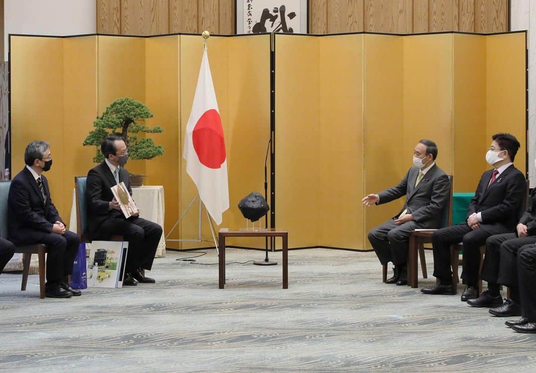 首相官邸さんのインスタグラム写真 - (首相官邸Instagram)「はやぶさ２プロジェクトチームの皆様を官邸にお招きし、今回の偉業に対して内閣総理大臣顕彰を授与し、懇談しました。チームの先生方からは「宇宙は未知の世界が広がる分野なので、興味のあることをどんどんやって欲しい」という子供たちへのメッセージなど貴重なご意見をいただきました。  #はやぶさ2 @suga.yoshihide」12月17日 16時31分 - kantei