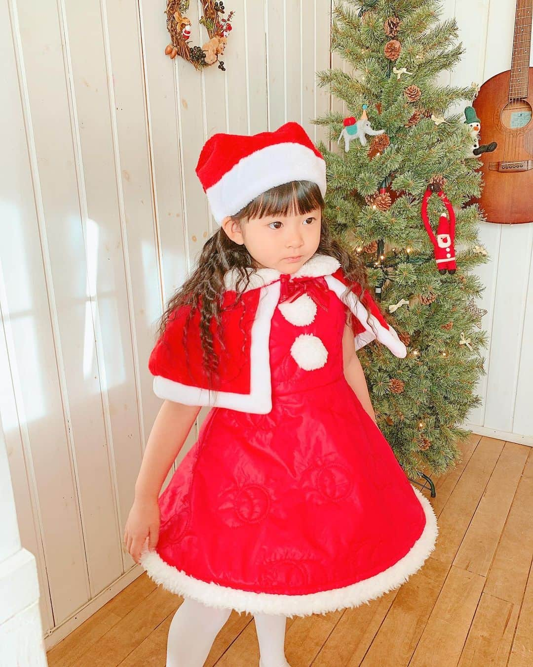 Qoo Bee Littleさんのインスタグラム写真 - (Qoo Bee LittleInstagram)「🎄サンタさん🎄 お遊戯会楽しみだな❤️ 帽子ぴーん！！！  #スタジオクリップのクリスマスツリー  #クリスマス衣装 #クリスマス #サンタ衣装 #お遊戯会 #お遊戯会衣装 #studioclip」12月17日 11時01分 - qoo_bee_little