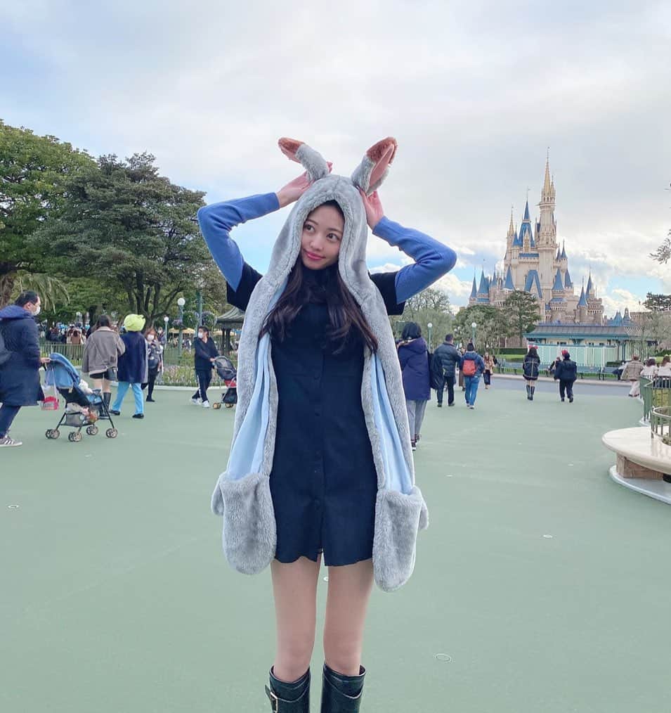 日達舞のインスタグラム：「. 帽子とマフラーと手袋が一緒についてて、あったかいジュディ¥3600🐰 冬のパークではこれが絶対おすすめ☺️ これはジュディを意識した服です🐰  #東京ディズニーランド #ディズニーランド#ディズニーコーデ#ディズニークリスマス#クリスマスディズニー#ディズニー #ディズニーグッズ #ディズニーバウンド#ジュディ#ジュディー#ズートピア#tokyo #tokyodisneyland #tokyodisneyresort #tokyodisneysea #ディズニーリゾート #防寒グッズ#防寒 #防寒対策 #うさぎ#rabit」