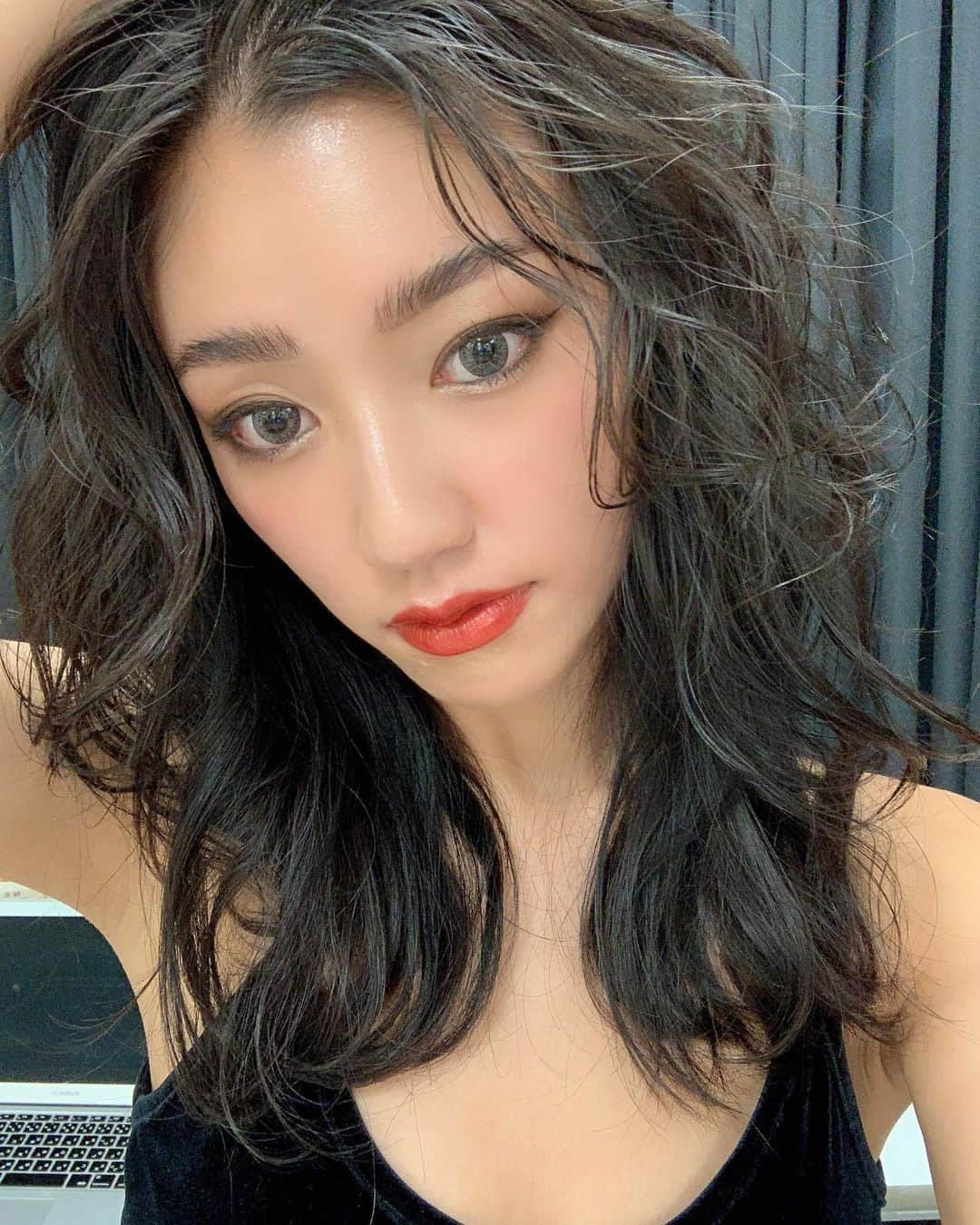 松本優さんのインスタグラム写真 - (松本優Instagram)「. . 本日は　@blendajapan_official 発売日〜前回に続きたくさん企画撮影させていただきました❤️ . 誌面を見ていただければわかりますが、、、いろんなメイク、お洋服に企画本当に撮影が楽しかったです〜。 昔から憧れていた専属雑誌撮影🥲 最近は雑誌を手に取って読む機会が減っているかもしれませんが、、私は今でも紙面で読むのが大好きです👶🏽 . 家は雑誌だらけ笑笑 昔から雑誌を切り取ってノートを作ったり好きなページはずっと保管してたなあ😆そんなことを思い出しながら同じようにみんなのメイクやおしゃれが楽しめるきっかけになってくれれば嬉しいです😎 . . そして！今回アイライナーとステッカーの付録🥺撮影で使用したんですが滲まなくてめちゃくちゃいいのよこのアイライナー🥺是非ゲットしてメイクもたのしんでね🤍 . . #blendajapan#松本優#shooting」12月17日 11時03分 - matsumoto_yu