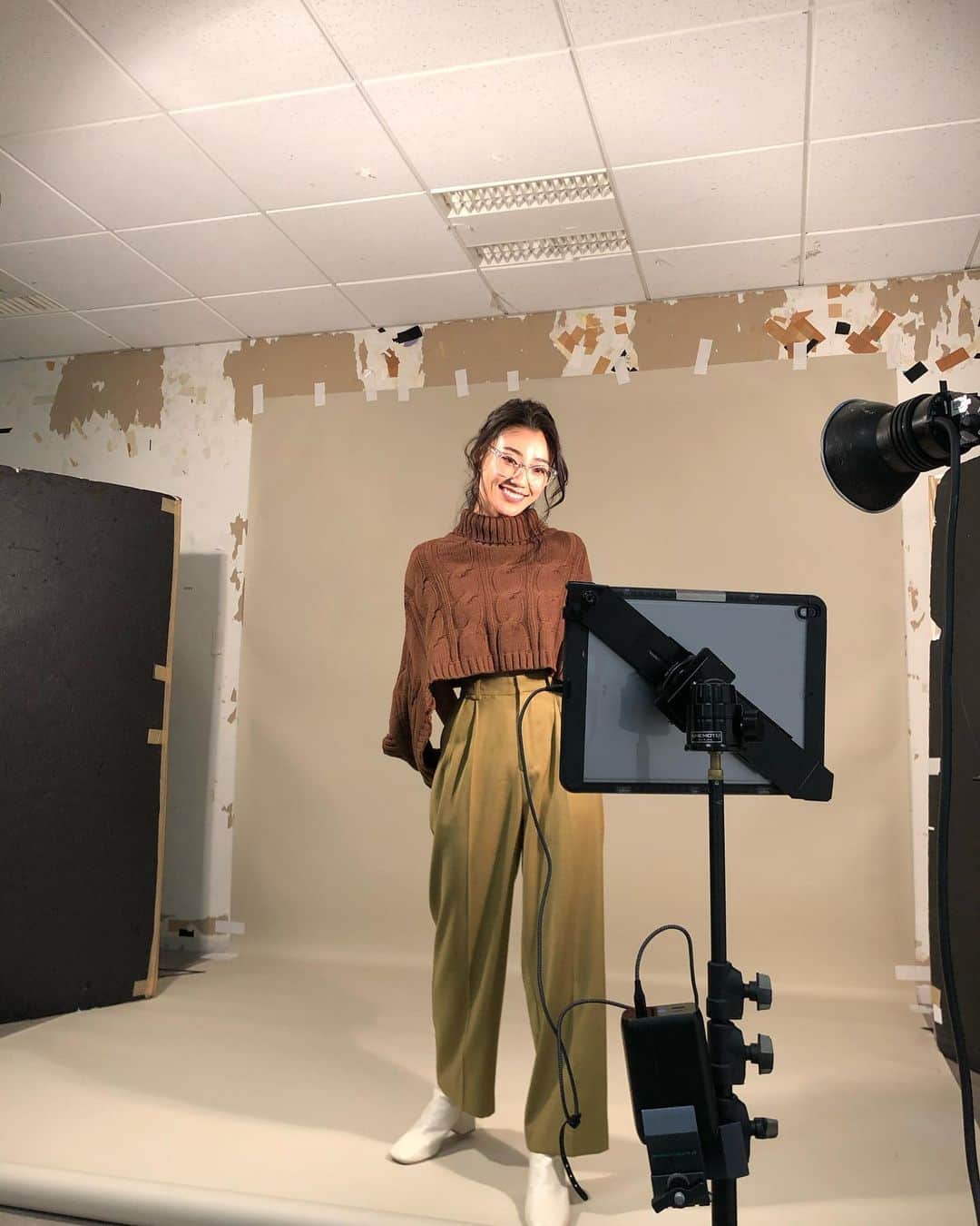 松本優のインスタグラム：「. . 本日は　@blendajapan_official 発売日〜前回に続きたくさん企画撮影させていただきました❤️ . 誌面を見ていただければわかりますが、、、いろんなメイク、お洋服に企画本当に撮影が楽しかったです〜。 昔から憧れていた専属雑誌撮影🥲 最近は雑誌を手に取って読む機会が減っているかもしれませんが、、私は今でも紙面で読むのが大好きです👶🏽 . 家は雑誌だらけ笑笑 昔から雑誌を切り取ってノートを作ったり好きなページはずっと保管してたなあ😆そんなことを思い出しながら同じようにみんなのメイクやおしゃれが楽しめるきっかけになってくれれば嬉しいです😎 . . そして！今回アイライナーとステッカーの付録🥺撮影で使用したんですが滲まなくてめちゃくちゃいいのよこのアイライナー🥺是非ゲットしてメイクもたのしんでね🤍 . . #blendajapan#松本優#shooting」