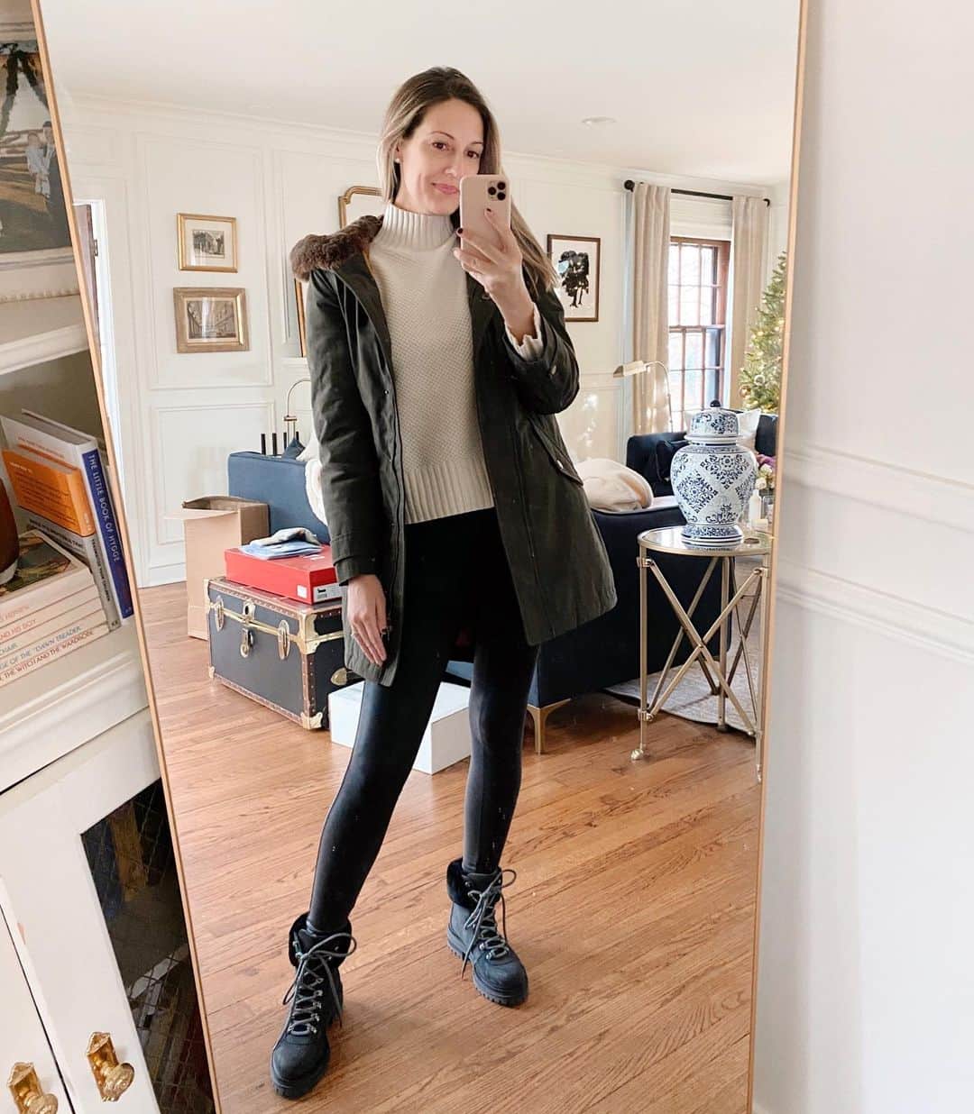 Anna Jane Wisniewskiのインスタグラム：「Might be time for a new pair of pants.   http://liketk.it/3454U #liketkit @liketoknow.it」