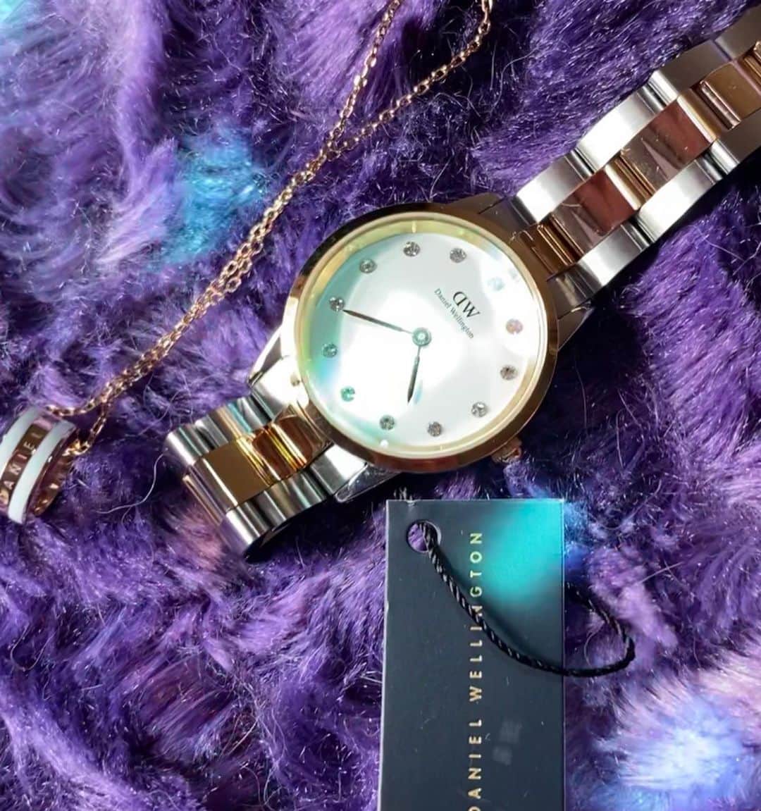 midoriさんのインスタグラム写真 - (midoriInstagram)「. . @DanielWellington さんの腕時計⌚︎. . 文字盤がSwarovski® クリスタルで彩られ、光の加減でキラキラと輝きが変わるステキな腕時計です✨✨. . . そして、小ぶりでコロンと可愛らしいネックレスは、カジュアルにもエレガントにもどんなシーンにもマッチする可愛いネックレスです❤️❤️. . . これからの季節、是非、#クリスマスプレゼント にいかがでしょうか🎁🎁. . .  #danielwellington では、クリスマスキャンペーン実施中です💕. . . 🎄公式サイトhttps://www.danielwellington.com/jp  やDW直営店舗にて二点以上お買い上げで25％OFFになりますので、是非、覗いてみて下さい💕💕. .  🎄とってもステキなギフトラッピングは今なら無理です💕💕. .  🎄15％OFFクーポンコード【midori0】の併用でさらにお得になります✨✨. . .  🎄12月22日までの注文で、クリスマスまでに間に合います🎁. . .    #DWクリスマス #自分へのご褒美 #クリスマスギフト #大切な人へ   .  #ネコ#ねこ#猫#ねこすたぐらむ #にゃんこ #にゃんすたぐらむ#猫好きな人と繋がりたい #保護猫 #ねこちゃんホンポ#子猫#にゃんことクリスマス #ペコねこ部#nyancon01 #catstagram#cats_of_instagram#catsofinstagram#kittycat #bestmeow#meow#cutepetclubs#club_of_cats#kitty#ilove cat#loverycat」12月17日 11時17分 - midorinotanbo