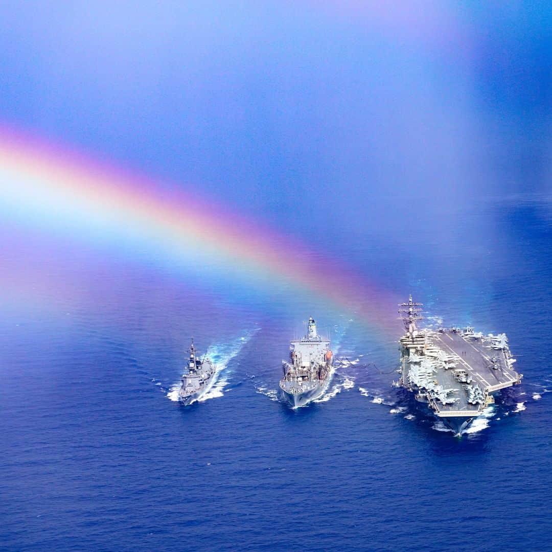 海上自衛隊さんのインスタグラム写真 - (海上自衛隊Instagram)「【海自Awesome pics2020】 2020年に撮影された、素晴らしい写真で今年を振り返りましょう。  本日、お届けするのは、レインボーと護衛艦「いかづち」（左）及び米海軍艦艇（中、右）です。  #海上自衛隊  #君に見せたい景色  #海自Awesomepics2020  #写真が好きな人と繋がりたい  #レインボー  #虹の橋  #二重虹  #青い海  #ブルー  #日米の懸け橋」12月17日 11時18分 - jmsdf_pr