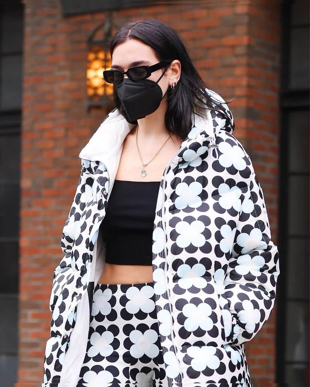 Just Jaredさんのインスタグラム写真 - (Just JaredInstagram)「Dua Lipa dons a bold floral coat with matching pants and heels from Moncler + Richard Quinn while leaving her hotel. #DuaLipa Photos: Backgrid」12月17日 11時26分 - justjared