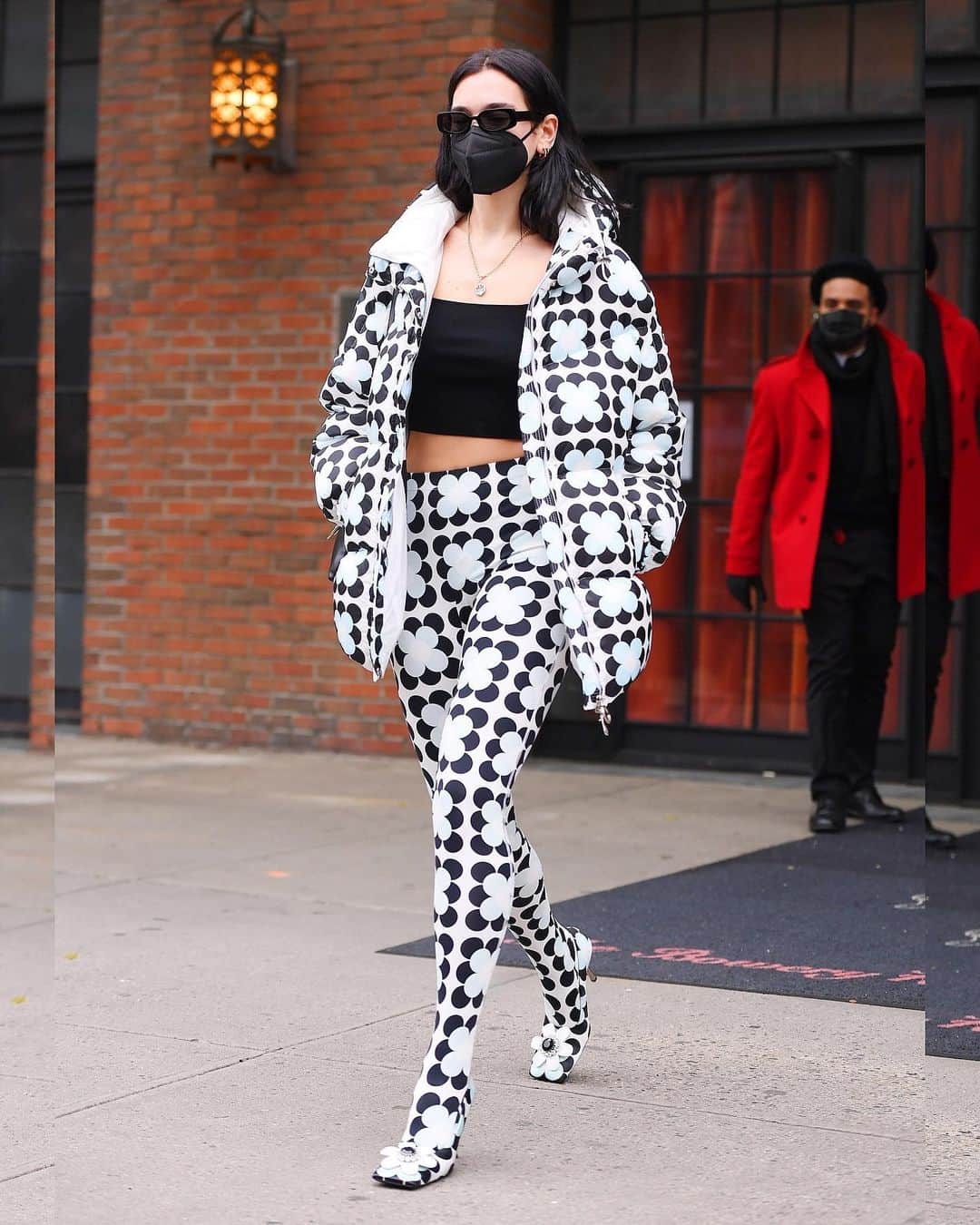Just Jaredさんのインスタグラム写真 - (Just JaredInstagram)「Dua Lipa dons a bold floral coat with matching pants and heels from Moncler + Richard Quinn while leaving her hotel. #DuaLipa Photos: Backgrid」12月17日 11時26分 - justjared