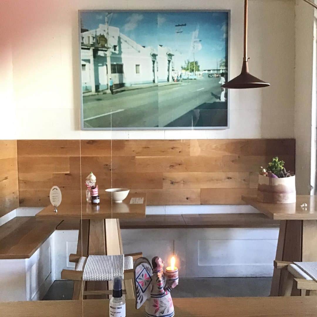 Pho 321 Noodle barのインスタグラム：「皆さま　お早う御座います。 mexicoからやって来たミカエルもささやかにhappy holidaysの準備中です🎄🕯  岐阜ファームレガーロ　伊藤さんの畑から12月ラストの有機お野菜便が到着、山ごぼう　里芋　アスパラ菜　ブロッコリー　スティックブロッコリー　🥕　カツオイラズetc...これから　bun/pho veggieの具材やcomのお惣菜となってお見え致します。  fine foodsで無人販売スタンドをopenした時から　どんな悪天候の中でも　新鮮な季節のお野菜を届けてくださる伊藤さんと岐阜の大地に　こころより感謝致します👨‍🌾  海老とお野菜の生春巻きには　引き続き蒸籠でゆっくりと火を入れた北海道三野農園さんのイエロービートルートとイエローキャロット入り　本日はtodays specialで鹿児島の安納芋もキュっと一緒に巻き上げました。  赤いビートルートに比べて　オランダ生まれの黄色のビートルートは土臭くなく　ほかのお野菜にも馴染み、初めての方でも食べやすいお味です。ハーフサイズでもボリュームたっぷり、碗の前菜としてどうぞ。  早いもので12月の営業日もlast 9daysとなりました。  本日も11:30am opening 5:30pm last call 6pm closing、中休みなし、お忙しい方も遅めのランチタイムに、早めのディナータイムにお立ち寄り下さいませ。  shibiya stationから半径4.5km圏内にお届け可能なlocal delivery service ‘chompy’とUber etasも同時間で稼働、店頭でのpick upのお時間に合わせて出来立てをお作りするto go boxもご用意しています。 ☎︎03-6432-9586(おひとつからお気軽にどうぞ)  ご無理なく安全第一で　終日　温かく お待ちしております。  today’s recommend:bun/pho lovely veggie,3rd noodle,com chicken,mini dong-pou-rou rice,summer roll for sharing,homemade coconut pudding w/houjicha syrup and petillant de mars   today’s opening bgm 📻‘’sound??“/”rahsaan roland kirk & john cage （1967) #yellowbeetroot #johncage #rolandkirk」