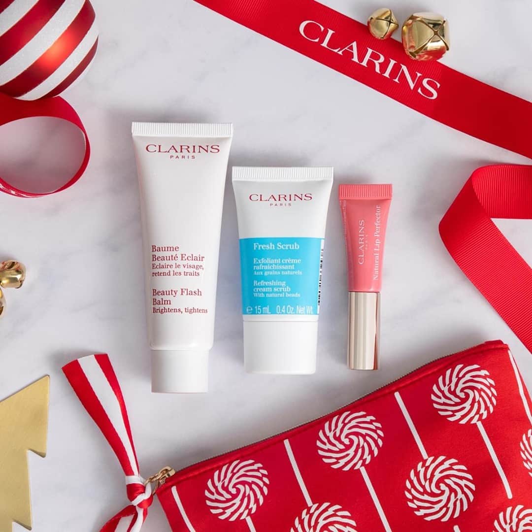 Clarins Canadaのインスタグラム：「The essentials for fresh, radiant skin! Beauty Flash Balm eliminates signs of fatigue in a flash, Fresh Scrub gives your skin a blast of freshness and radiance and the Lip Perfector nourishes and plumps your lips!✨⁣ __________⁣ Les essentiels pour une peau fraîche et radieuse ! Le Baume Beauté Éclair élimine les marques de fatigue en un clin d'oeil, le Fresh Scrub apporte une vague de fraîcheur et d'éclat à la peau, quant à l'Embellisseur Lèvres, il nourrit et repulpe les lèvres !✨⁣ .⁣ .⁣ .⁣ #Clarins #ItsAllAboutYou #ChristmasWithClarins #SweetHoliday #ClarinsHoliday」