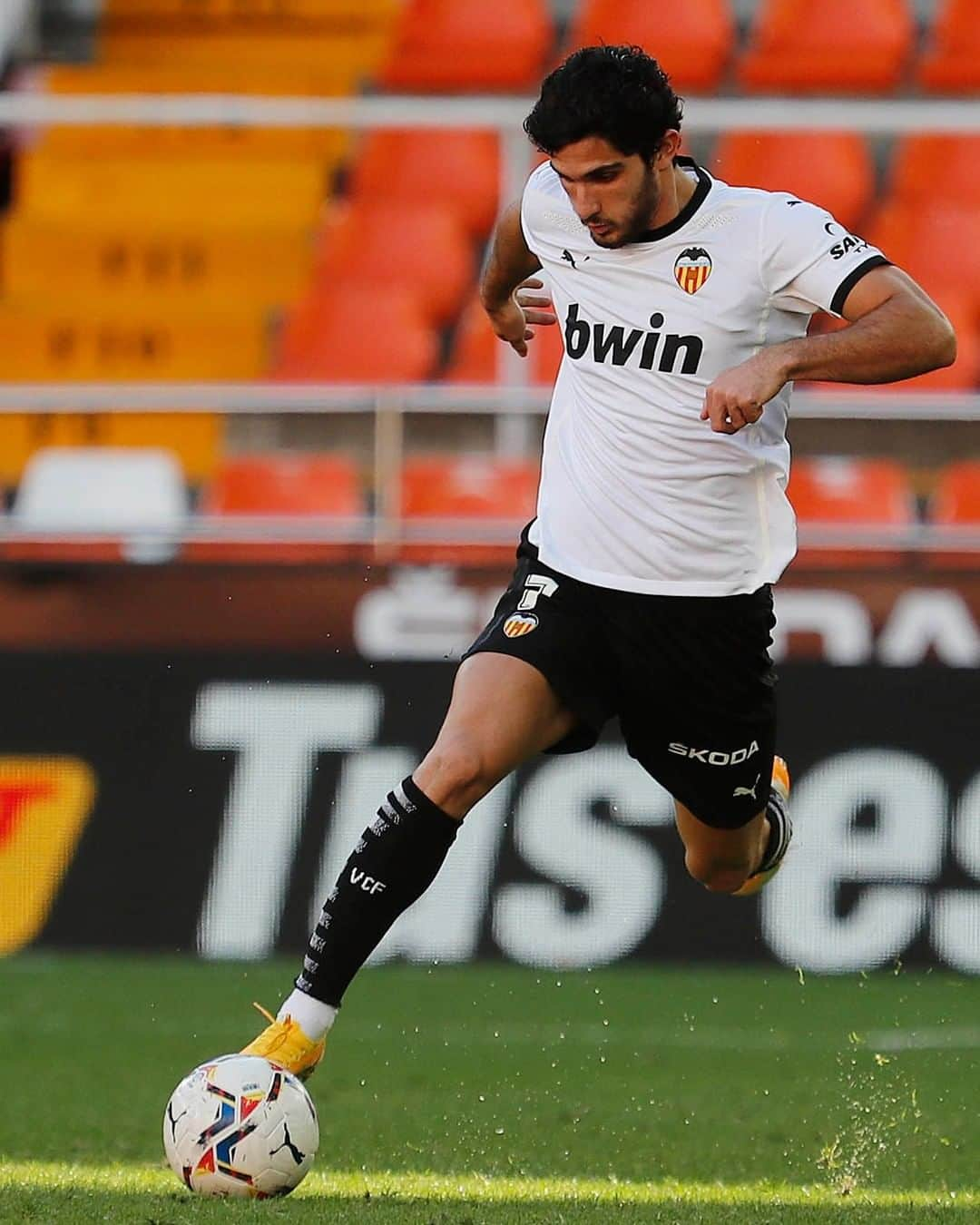 LFPさんのインスタグラム写真 - (LFPInstagram)「🦇🔥 U N S T O P P A B L E 🔥🦇 • #Valencia #Guedes #LaLiga #LaLigaSantander #Football #HayQueVivirla #YouHaveToLiveIt」12月17日 11時25分 - laliga