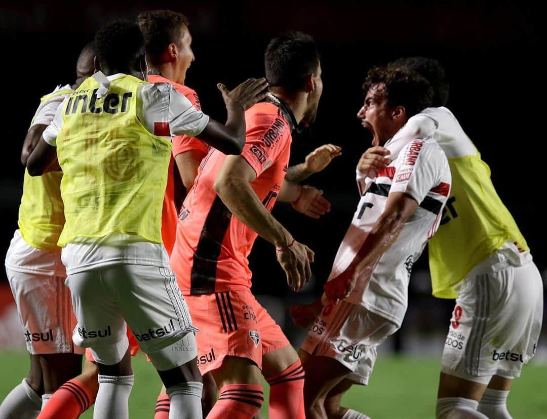 São Paulo FCさんのインスタグラム写真 - (São Paulo FCInstagram)「Com coragem, luta e o brilho #MadeInCotia, seguimos! ➕3️⃣  São Paulo 3️⃣x0️⃣ Atlético-MG ⚽️ Igor Gomes ⚽️ Gabriel Sara ⚽️ Toró  #VamosSãoPaulo 🇾🇪  📸 Rubens Chiri / São Paulo FC」12月17日 11時29分 - saopaulofc