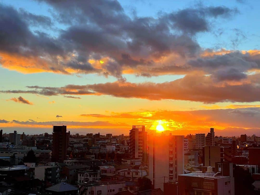倉地美晴さんのインスタグラム写真 - (倉地美晴Instagram)「・ 2020/12/16 家から見える夕焼け  今年も残り2週間。 しっかり味わい尽くして、2021年を迎えたいな。  #sun #sunset #sunrise #sunshine #beautiful #earth #earthwarriors」12月17日 11時30分 - miharu_kurachi