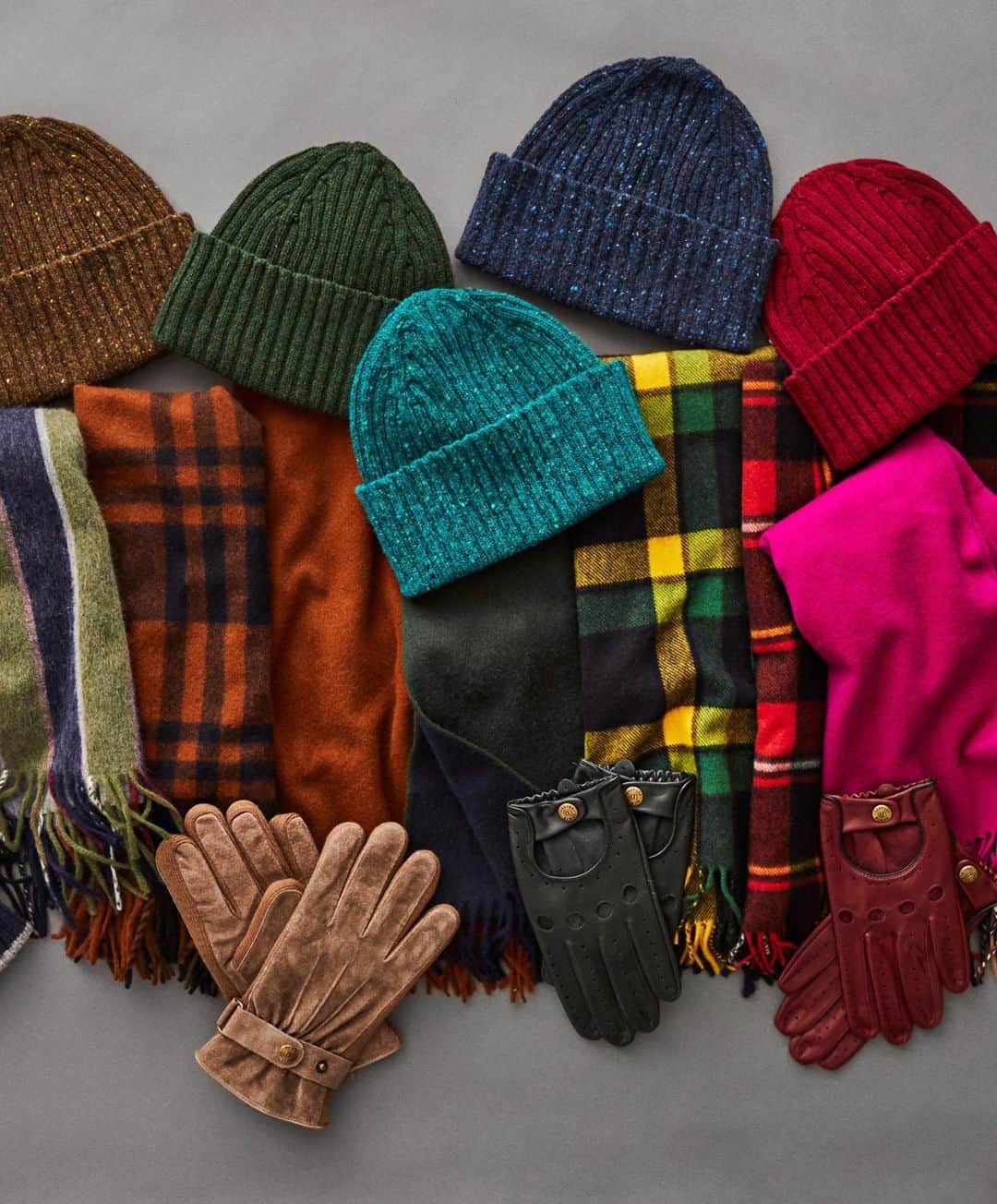 のインスタグラム：「Tis the season 🧣🥶❄️ #gloveandscarf #toddsnyder #giftguide」