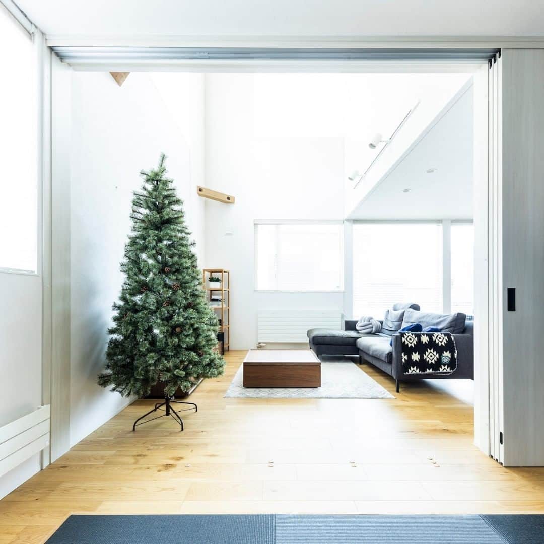 インゾーネさんのインスタグラム写真 - (インゾーネInstagram)「クリスマスのデコレーションアイデア♪ いつものクリスマスも、デコレーション次第で気分が変わりますね。 シンプルだけど本物そっくりのツリー。 さまざまなツリー型のオブジェ。 ちょっとしたスワッグも、華やかな雰囲気をつくってくれます。  お住まいになってから飾ることへの意識が変わった、という方も多いです。 お邪魔するたび、いろいろなアイデアを試されていて、私たちも刺激されています。  インゾーネ各店ではクリスマスグッズも販売中。 今年はペールトーンがテーマです。 ぜひ、お時間のあるときに足を伸ばしてみてくださいね。  @inzonewithactus  #インゾーネの家 #新築一戸建て #注文住宅 #inzonedesignlabo #家具 #inzone #actus #inzonewithactus #thejohnsonstore #クリスマスデコレーション #クリスマスツリー #クリスマスの飾り #culti #暮らしデザイン #シンプルモダン #インテリア #インテリアデザイン #インテリアコーディネート #すっきり暮らす #丁寧な暮らし #シンプルな暮らし #暮らしを整える #日々の暮らしを楽しむ #ジョンソンホームズ #johnsonhomes」12月17日 11時37分 - inzone_design_labo