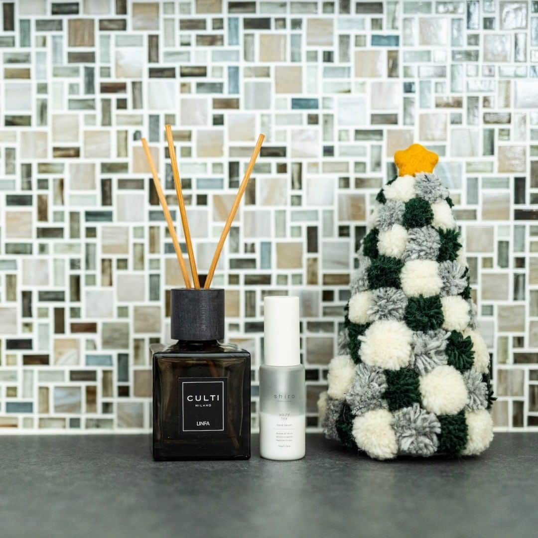 インゾーネさんのインスタグラム写真 - (インゾーネInstagram)「クリスマスのデコレーションアイデア♪ いつものクリスマスも、デコレーション次第で気分が変わりますね。 シンプルだけど本物そっくりのツリー。 さまざまなツリー型のオブジェ。 ちょっとしたスワッグも、華やかな雰囲気をつくってくれます。  お住まいになってから飾ることへの意識が変わった、という方も多いです。 お邪魔するたび、いろいろなアイデアを試されていて、私たちも刺激されています。  インゾーネ各店ではクリスマスグッズも販売中。 今年はペールトーンがテーマです。 ぜひ、お時間のあるときに足を伸ばしてみてくださいね。  @inzonewithactus  #インゾーネの家 #新築一戸建て #注文住宅 #inzonedesignlabo #家具 #inzone #actus #inzonewithactus #thejohnsonstore #クリスマスデコレーション #クリスマスツリー #クリスマスの飾り #culti #暮らしデザイン #シンプルモダン #インテリア #インテリアデザイン #インテリアコーディネート #すっきり暮らす #丁寧な暮らし #シンプルな暮らし #暮らしを整える #日々の暮らしを楽しむ #ジョンソンホームズ #johnsonhomes」12月17日 11時37分 - inzone_design_labo