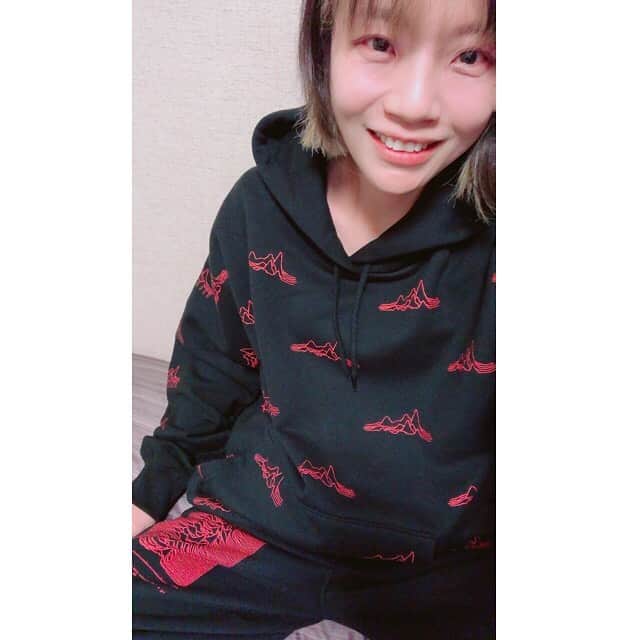 のインスタグラム：「名古屋〜❄️🎄今年初とか信じられん！ ビスたんとALLAROUND @t2zee さんに会いに行ってきました🏔 このセットアップめちゃくちゃ可愛いぃぃ💕💕 ビスたんもめっちゃ似合ってる！！ クアトロから近いので是非行ってみてね！ . そして、お店の近くのうどん屋(いつも写真みて美味しそうだった)に行きました🍲カレーうどん染み渡る。 . 夜は雪降ったけど今日は晴天🌞 ライブ日和〜！！ 二まわし、頑張ります🎻✨ . #allaround_jp #ootd #名古屋 #かめ壽」