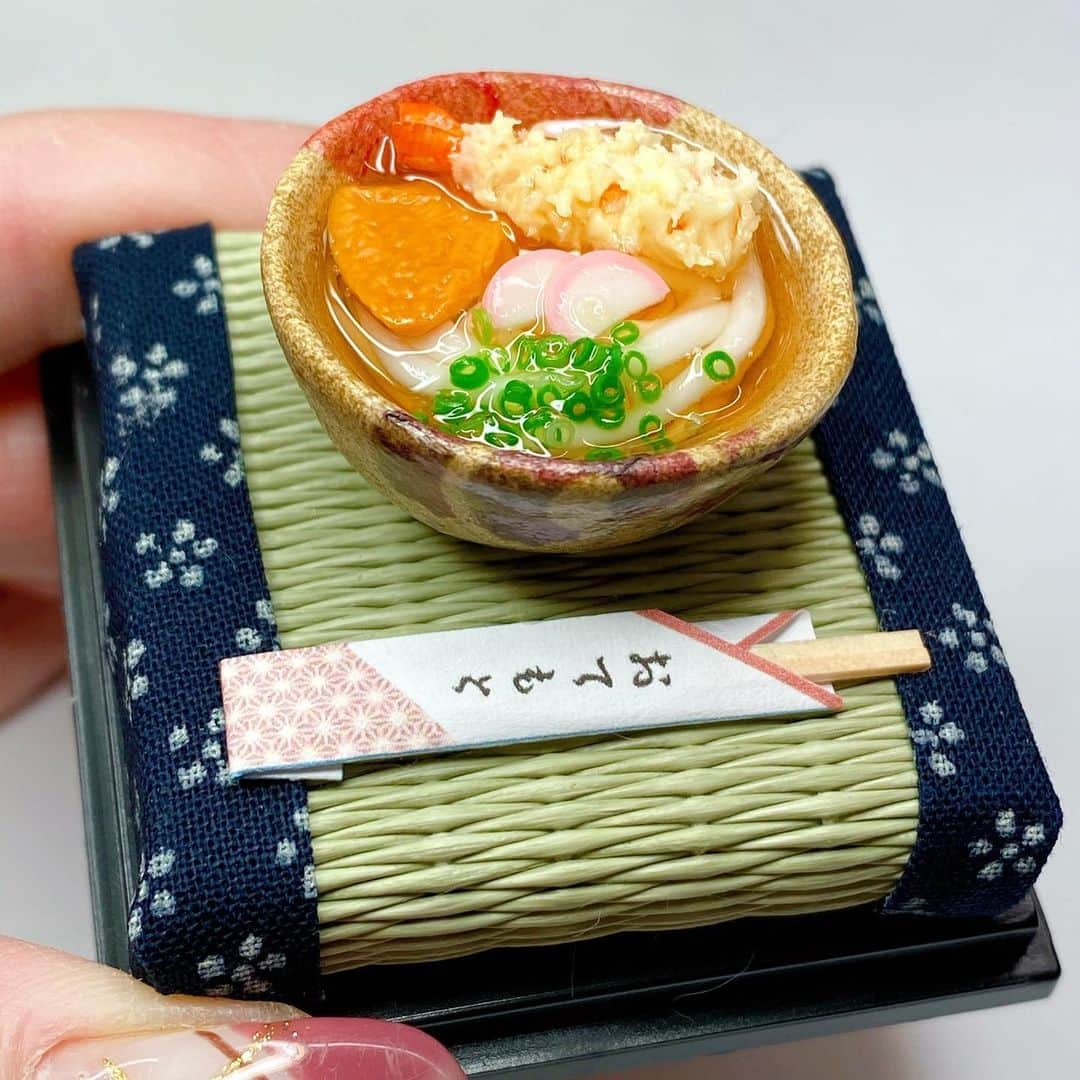 萩谷幹さんのインスタグラム写真 - (萩谷幹Instagram)「前回の天ぷら蕎麦は 海老天も作ってもらうパターンでしたが、こちらはすでに出来上がった天ぷらときつねを乗せるだけバージョン すっごい初心者向きです。  12月21日から期間限定で 広島三越さんにてキット販売します。  #天ぷらきつねうどん #miniature  #内藤畳店 #手のひらのご馳走 #広島三越 #ミニチュアキット」12月17日 11時39分 - kinkan3