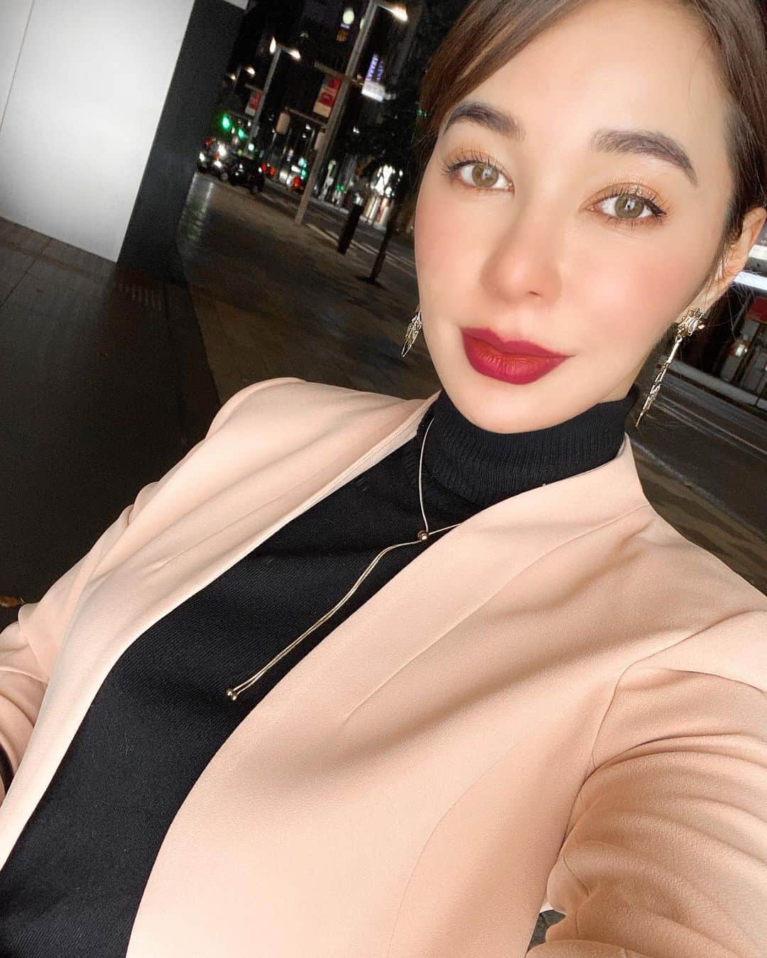 のインスタグラム：「急に寒くなりましたね 今年もそろそろ終わりですが、いつもだったら 寂しいなーと思う時期なのに、今年は「早く終わってほしい」と思っています🤣  先日はまりこ先生(@drinouemariko)の いるTCB池袋東院に行ってきました。  エラボトックスも小顔リフトアップ術のTCB式小顔美肌再生もより効果が出てきて顔がスッキリしました。  痛みもないです。 まりこ先生は数年前からお世話になっている、信用の出来るドクターであって、今のクリニックは駅から通いやすくて、便利です💕 これからもよろしくお願いします❤️ . .  #TCB式小顔美肌再生 #小顔脂肪溶解BNLSneo注射  @tcbmariko_lift ＃リフトアップならTCB東京中央美容外科＃美容整形ならTCB東京中央美容外科＃東京中央美容外科東口院＃東京中央美容外科＃美容外科 ＃池袋東口＃リフトアップ＃小顔美肌再生＃井上真梨子＃まりこ先生＃PR」