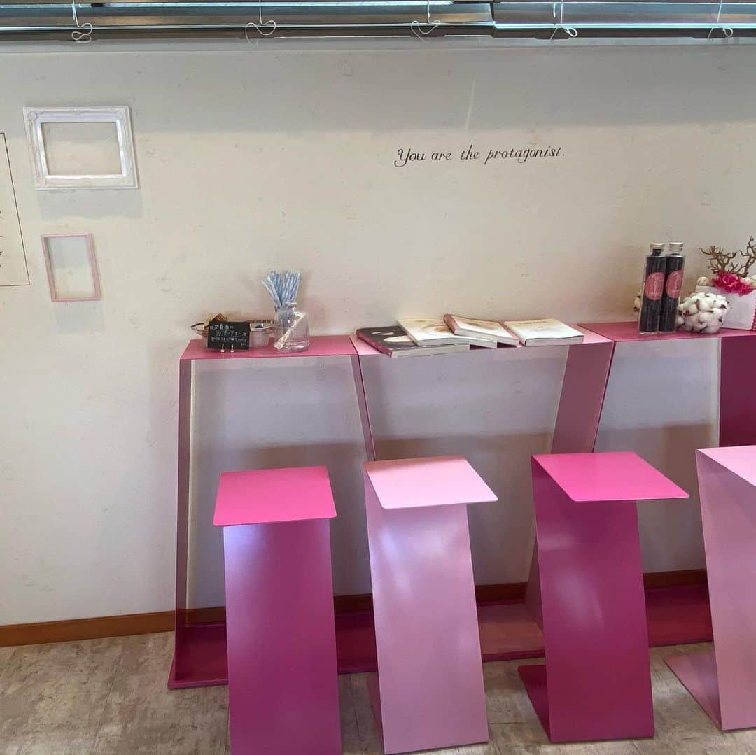 ボートレース宮島さんのインスタグラム写真 - (ボートレース宮島Instagram)「. ✨カフェリナ☕️✨ . 西区古江にあるバレリーナ🩰のロゴが特徴的なカフェ“カフェリナ” シンプルでおしゃれな店内がとてもかわいいお店です❤️ . いちごをふんだんに使った“🍓いちご一会🍓”はこのお店を代表するショートケーキ🍰 見た目はもちろん、いちごを堪能できる贅沢なケーキです✨ お値段もちょっぴり贅沢ですが、クリスマス🎄などの特別な日にぜひ🤗 . ケーキ以外にもスコーンやマフィンなどオリジナリティ溢れる焼き菓子も豊富です🎶 . スイーツ好きな方はぜひ行ってみてください😋 . . #ボートレース宮島 #宮島競艇場 #宮島競艇 #パルボート宮島 #ボートレース #boatrace #競艇 #競艇場 #モンタ #ボートレースな日々 #ボートレース愛好会 #カフェリナ #古江 #広島カフェ #いちご一会 #いちご #ショートケーキ #strawberry #広島観光  #hiroshima」12月17日 11時51分 - boatrace_miyajima