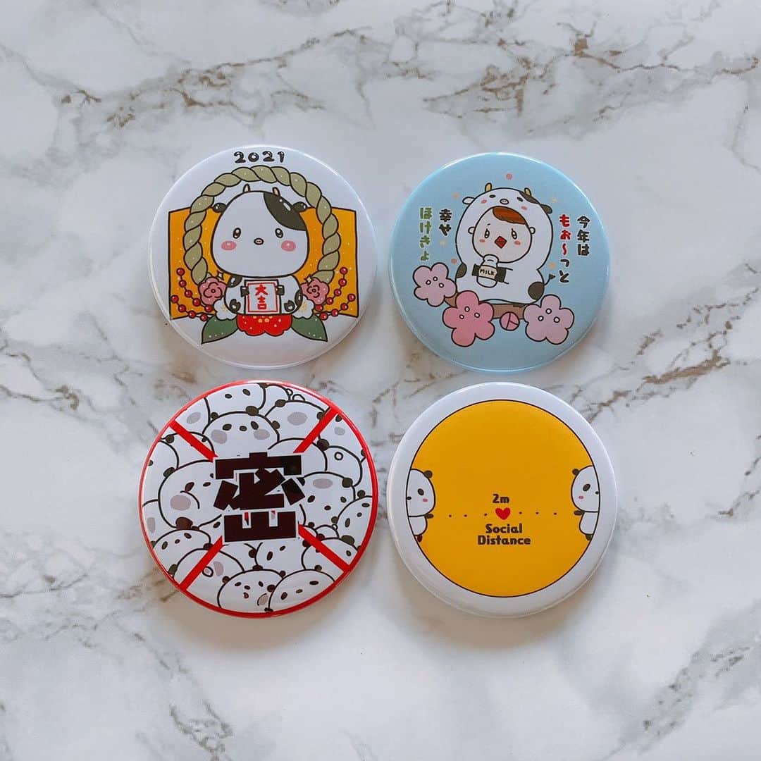 大山美保のインスタグラム：「こまみのショップ、﻿ 「atelier NICOLE」さん(@atelier_nicole )との﻿ コラボ商品出来ました😊❣﻿ ﻿ 今回のデザインは、﻿ ﻿ •2021大吉な牛くん﻿ •丑年しあわせホケキョ﻿ •密はダメパンダ﻿ •近づきすぎはダメパンダ﻿ ﻿ です☺️﻿ ﻿ 缶バッジ、キーホルダー、ミラー、マグネットと展開しています(﹡ˆᴗˆ﹡)✨﻿ 各800円です☺️﻿ ﻿ @atelier_nicole さんの のプロフィールからサイトに飛べます💓﻿ 良かったら是非ゲットしてください❣️﻿ ﻿ 1月末までの期間限定販売となります😊﻿ ﻿ ﻿ ✏︎﻿ ﻿ ✏︎﻿ ﻿ ✏︎﻿ ﻿ ﻿ #atelierNICOLE﻿ #アトリエニコル﻿ #コラボ商品﻿ #イラスト﻿ #缶バッジ﻿ #キーホルダー﻿ #ミラー﻿ #マグネット﻿ #期間限定販売﻿ #久しぶりのほけきょバッジ」