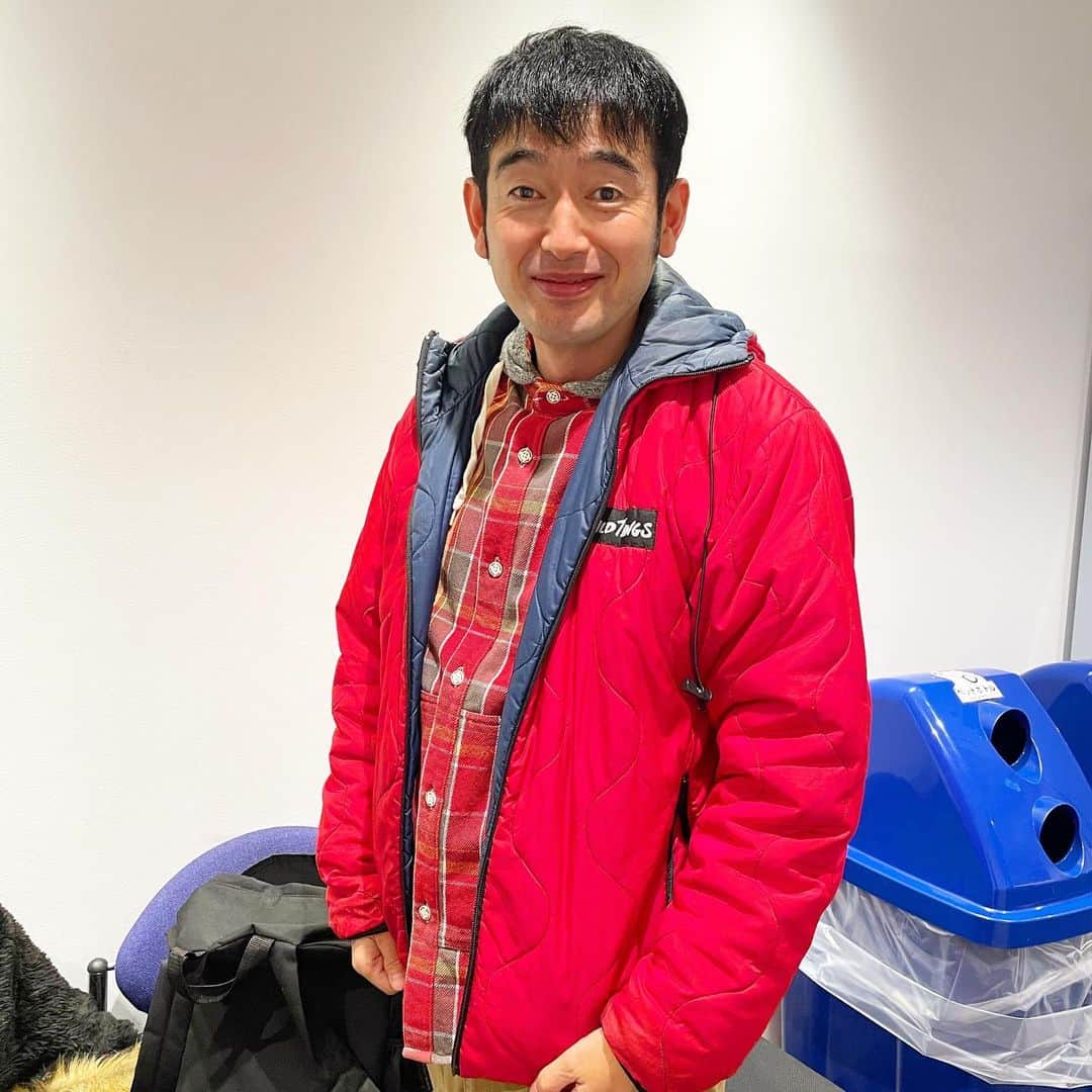 のインスタグラム：「しゅくさん、20年間、ダウンだと思って着ていたジャケットが、本日ポリエステル100%だったことが判明！ それにしても物持ちがいいですね！ #しゅくはじめ @shiyuku.hazime」