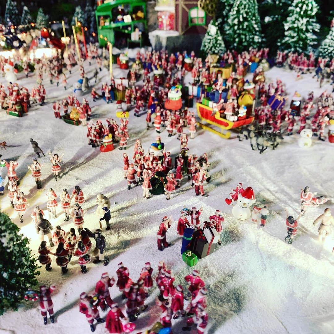 鬼瓦トイ子さんのインスタグラム写真 - (鬼瓦トイ子Instagram)「サンタさんがいっぱいいる。」12月17日 11時55分 - toi_hpp
